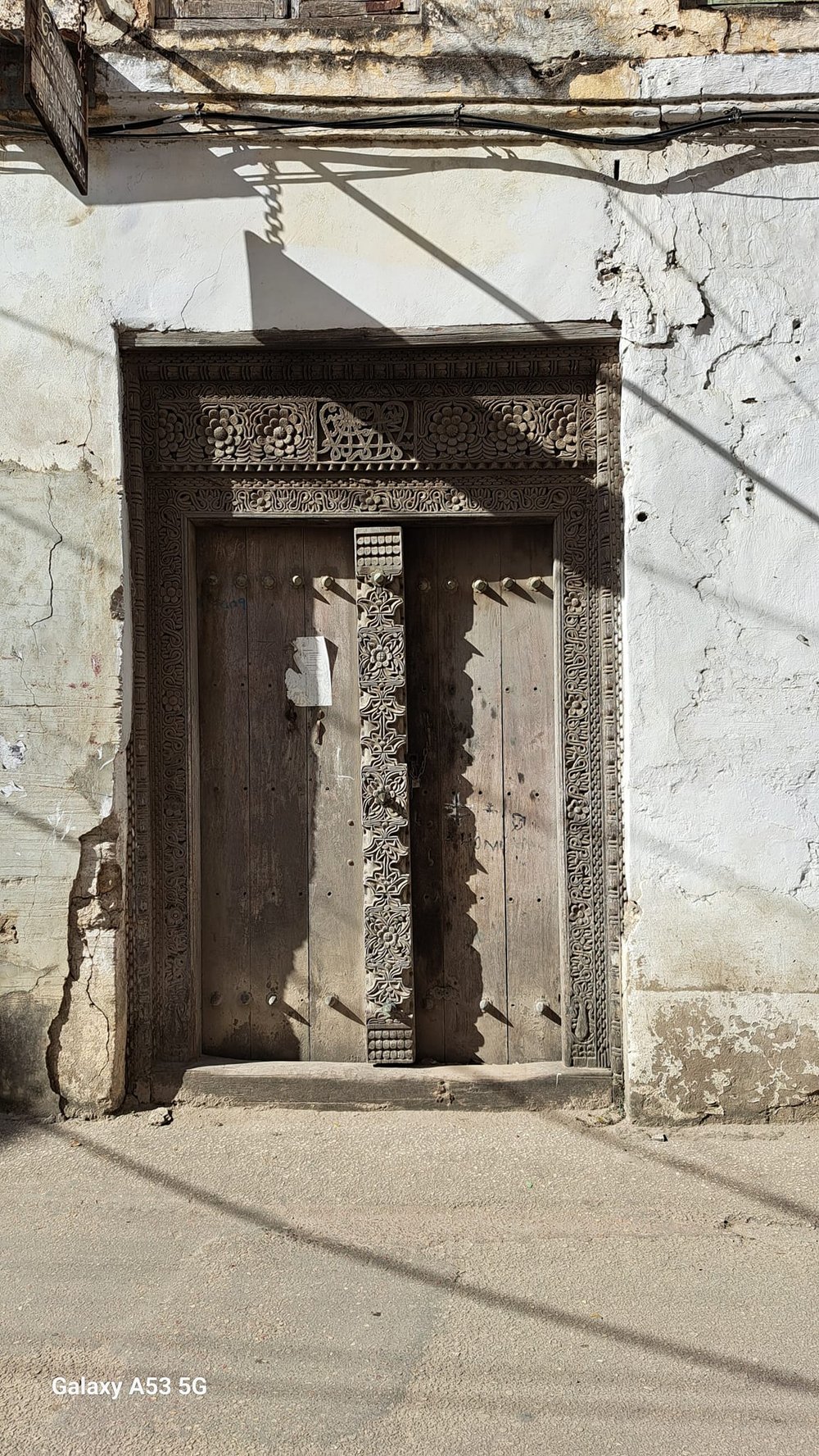 stonetone vieille façade et belle porte de près.jpg