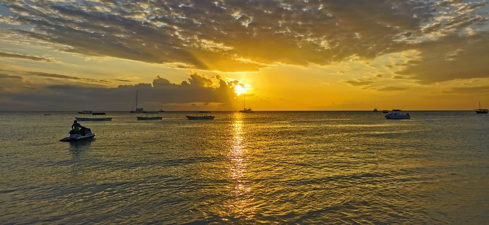 nungwi coucher de soleil et bateaux.jpg