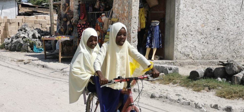 fillettes faisant du vélo jambiani.jpg