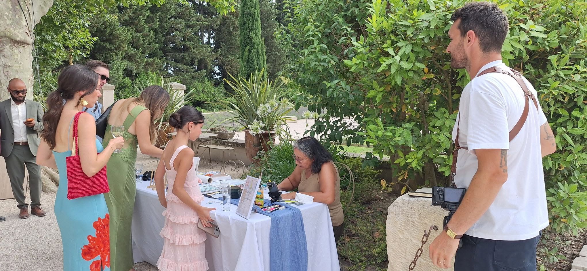 mariage mas d'arvieux moi et gens de dos et photographe.jpg