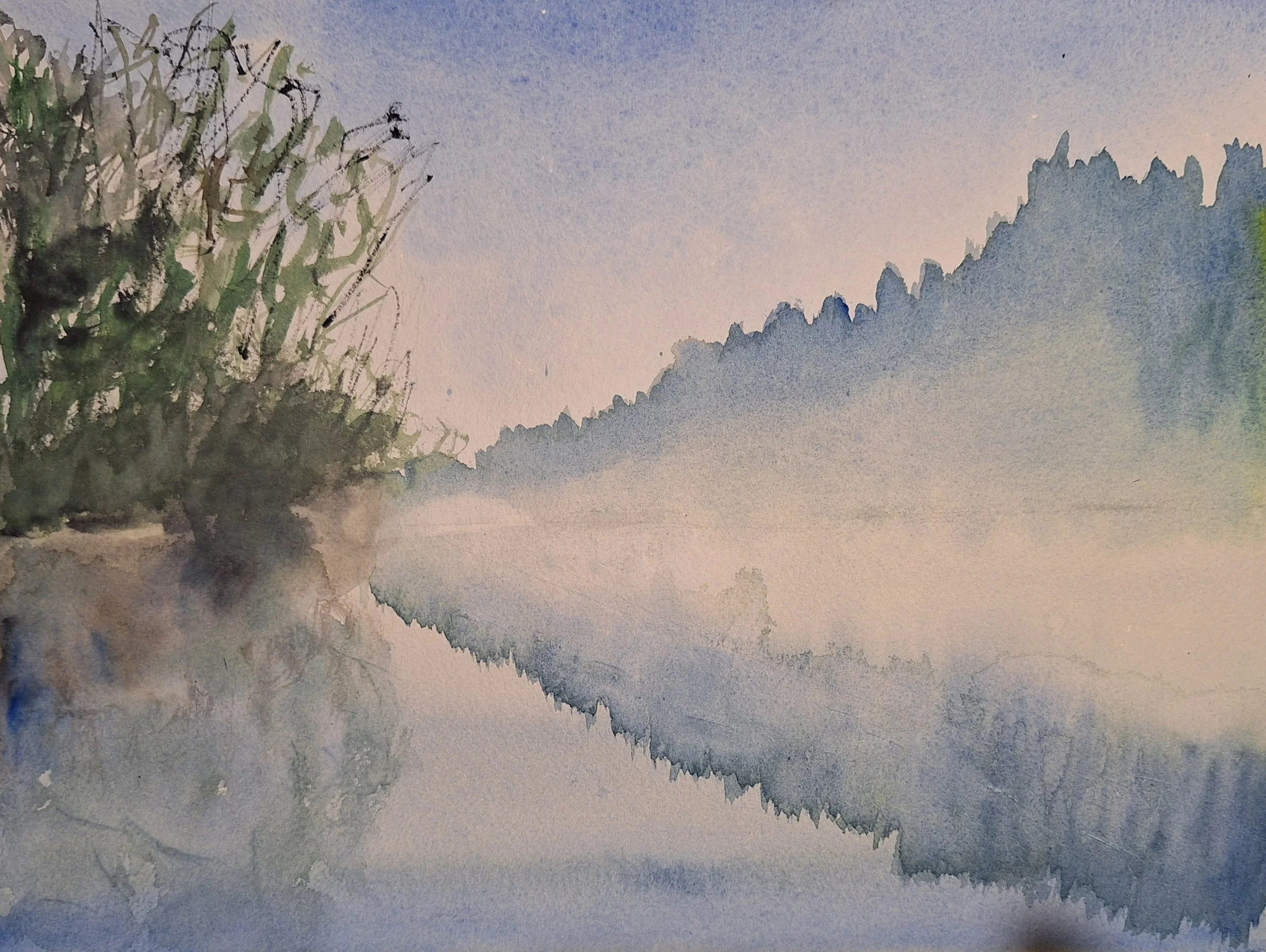 Aquarelle montrant une rivière calme enveloppée de brume, avec des rives végétales et des montagnes estompées dans des tons bleus et verts.