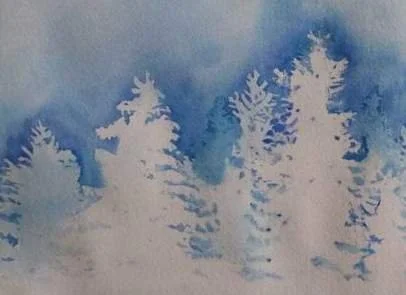 Aquarelle représentant des sapins enneigés dans une forêt d’hiver aux nuances de bleu et de blanc.