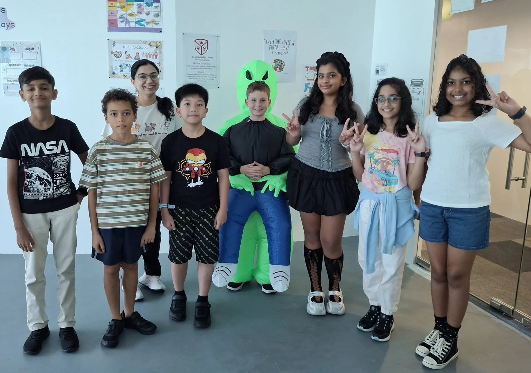 Year 6.1 foreign international students cambridge singapore taking photo