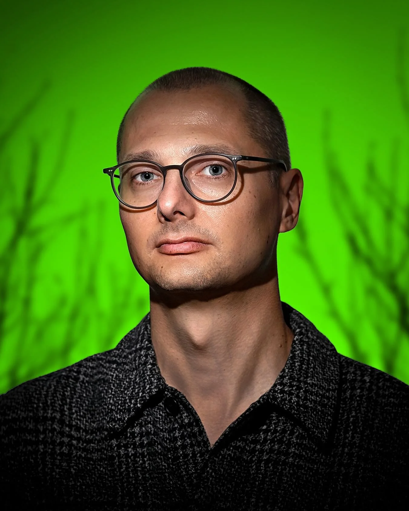 Giftgr&uuml;n rausgeputzt f&uuml;r #GiftigerGrund.

Fotografiert vom fantastischen @wolfgangkoehler_official, der nicht nur Autoren wie @tiborrode, sondern auch Menschen wie Maffay hart anblitzt. Ich bin also das mit Abstand kleinste Licht, daf&uuml;