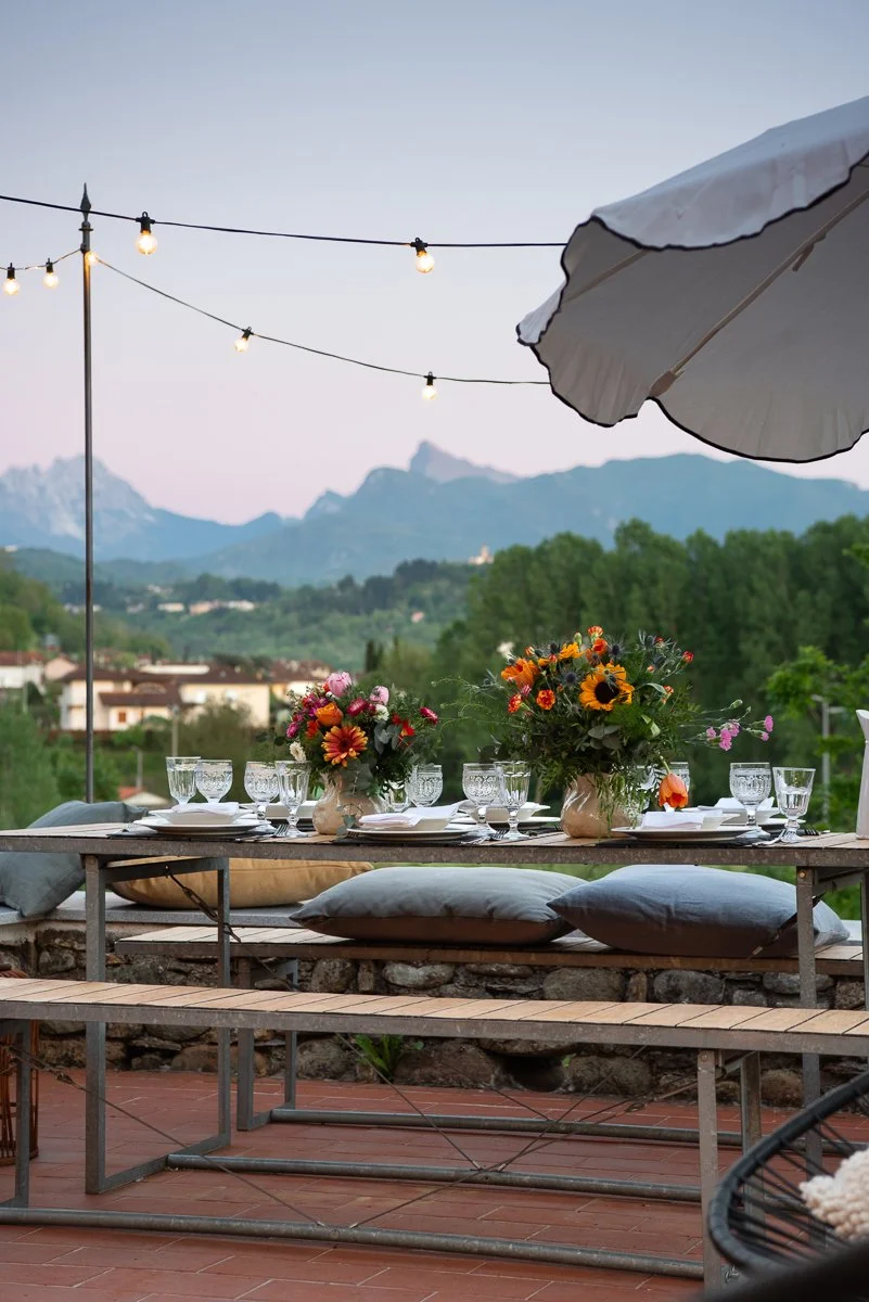 Outdoor dining at I Ginepri Country House overlooking the Apuan Alps