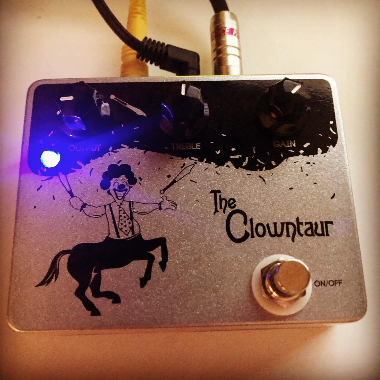 It&rsquo;s my girlfriend&rsquo;s birthday, so I bought myself a @jonnyrockgear Clowntaur, a take on a highly coveted &amp; overpriced pedal featuring a similar beastie on the it. Stoked! Happy birthday, babe!
.
.
.
.
.
.
.
.
.
.
.
#JonnyRockGear #gui