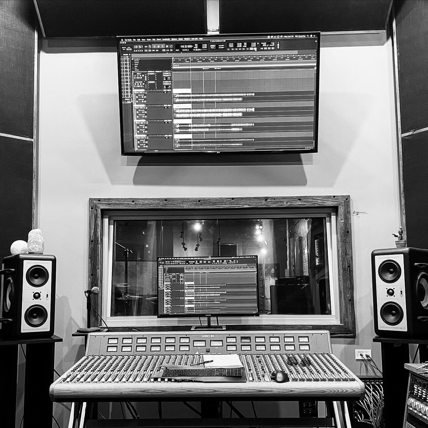 Today&rsquo;s office. 
.
.
.
.
.
.
.
.
.
.
.
.
.
#recordingstudio #recordingengineer #recording #thebandcave #centerscenes #thefrickashinas #denver #producer #producerlife #rockmusic #rock #barefoot #trident #music #punkrock #recordingartist #recordi