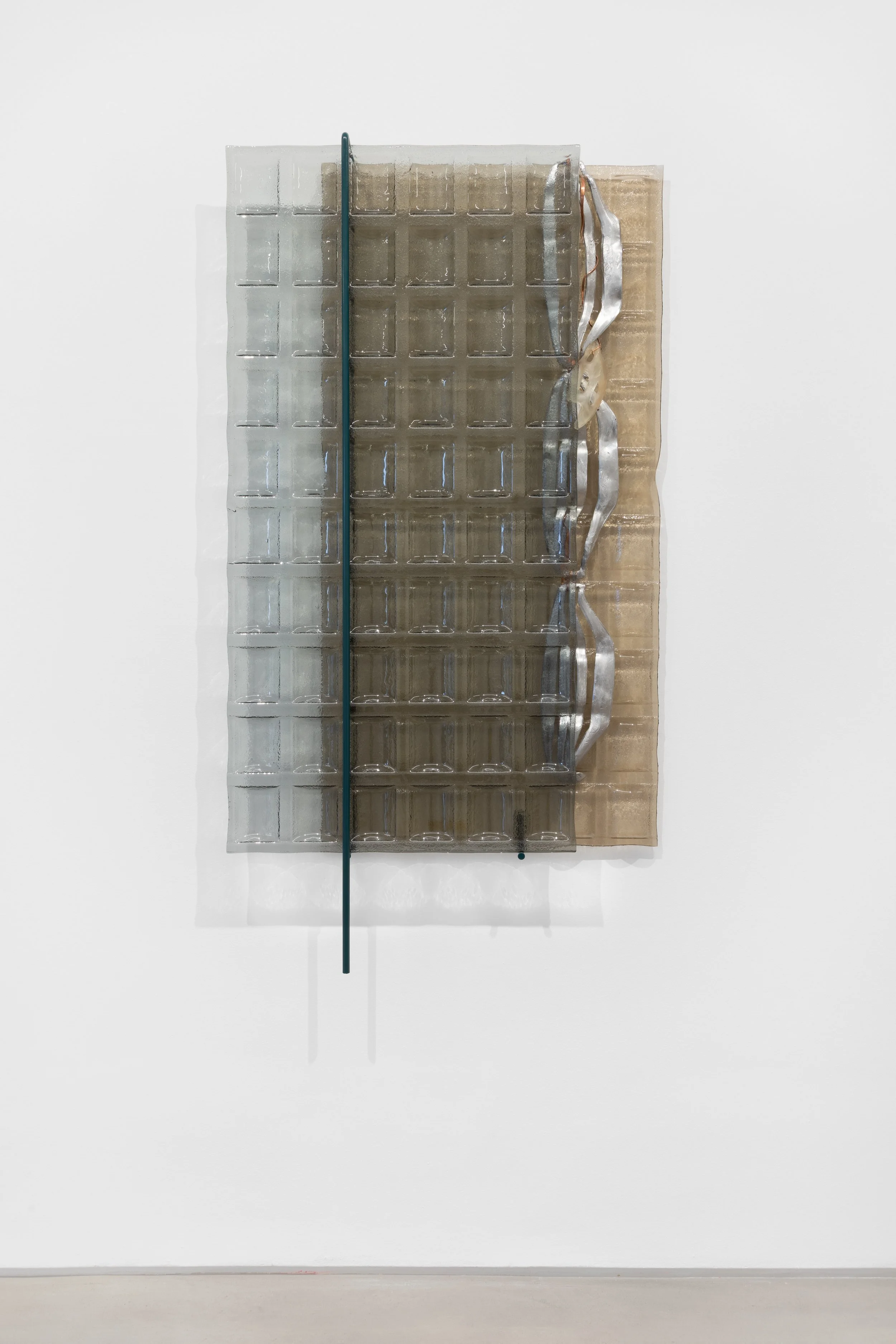 Janela, 2025
Glass, cooper, aluminium and lacquered iron / 139 x 74 x 8 cm. 