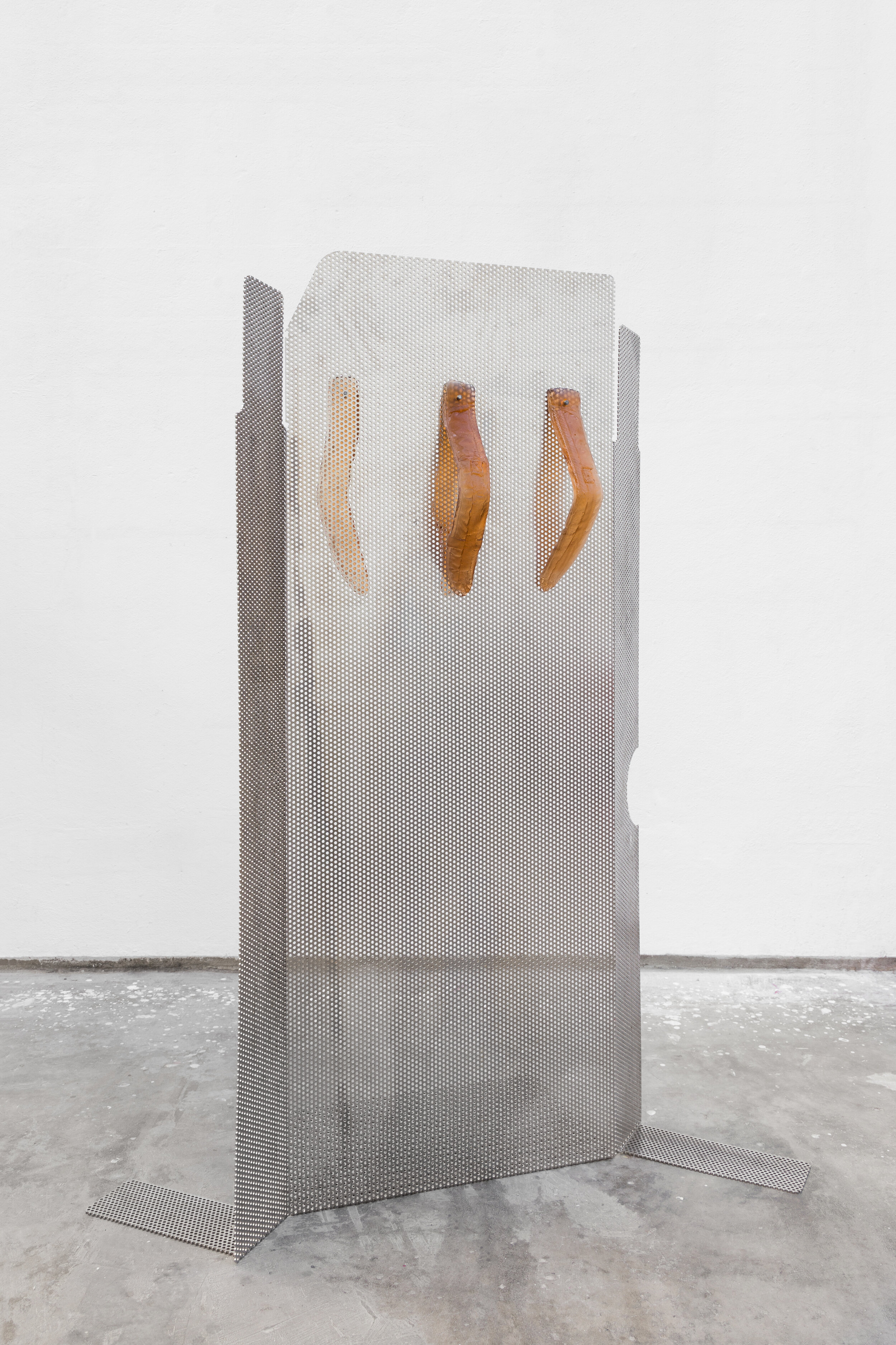 Carga
, 2019.
Bullseye glass and perforated and nickel-plated iron plate, 160 x 60 x 130 cm.