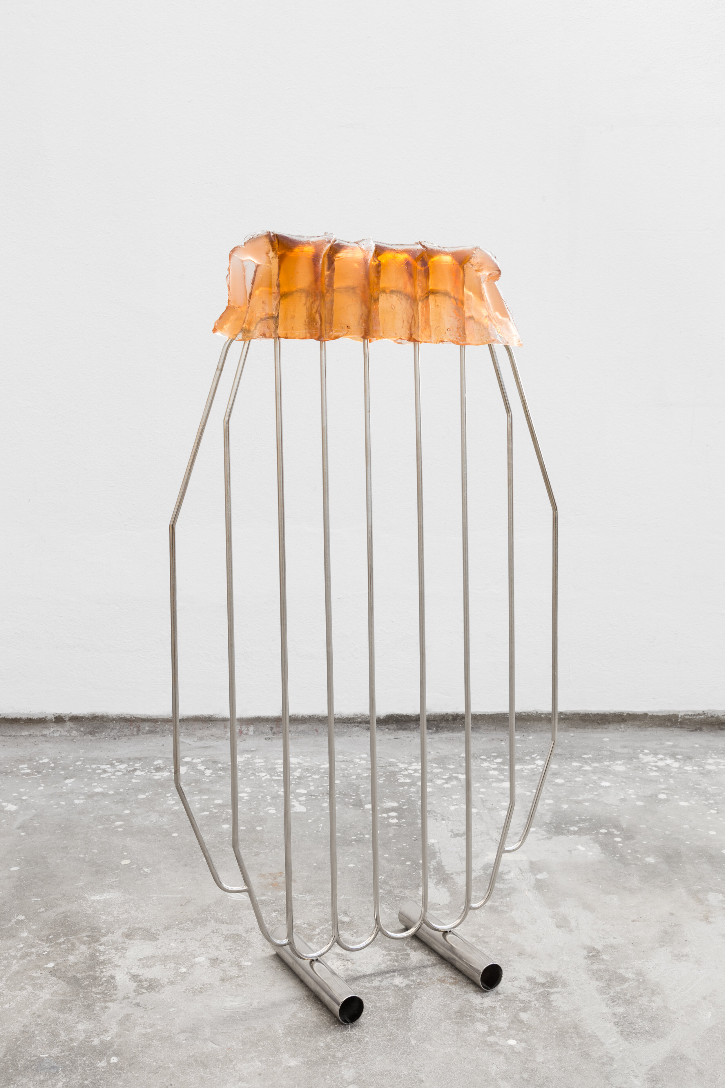 Monotonia
, 2019.
Bullseye glass and nickel plated iron, 92 x 52 x 7 cm.
