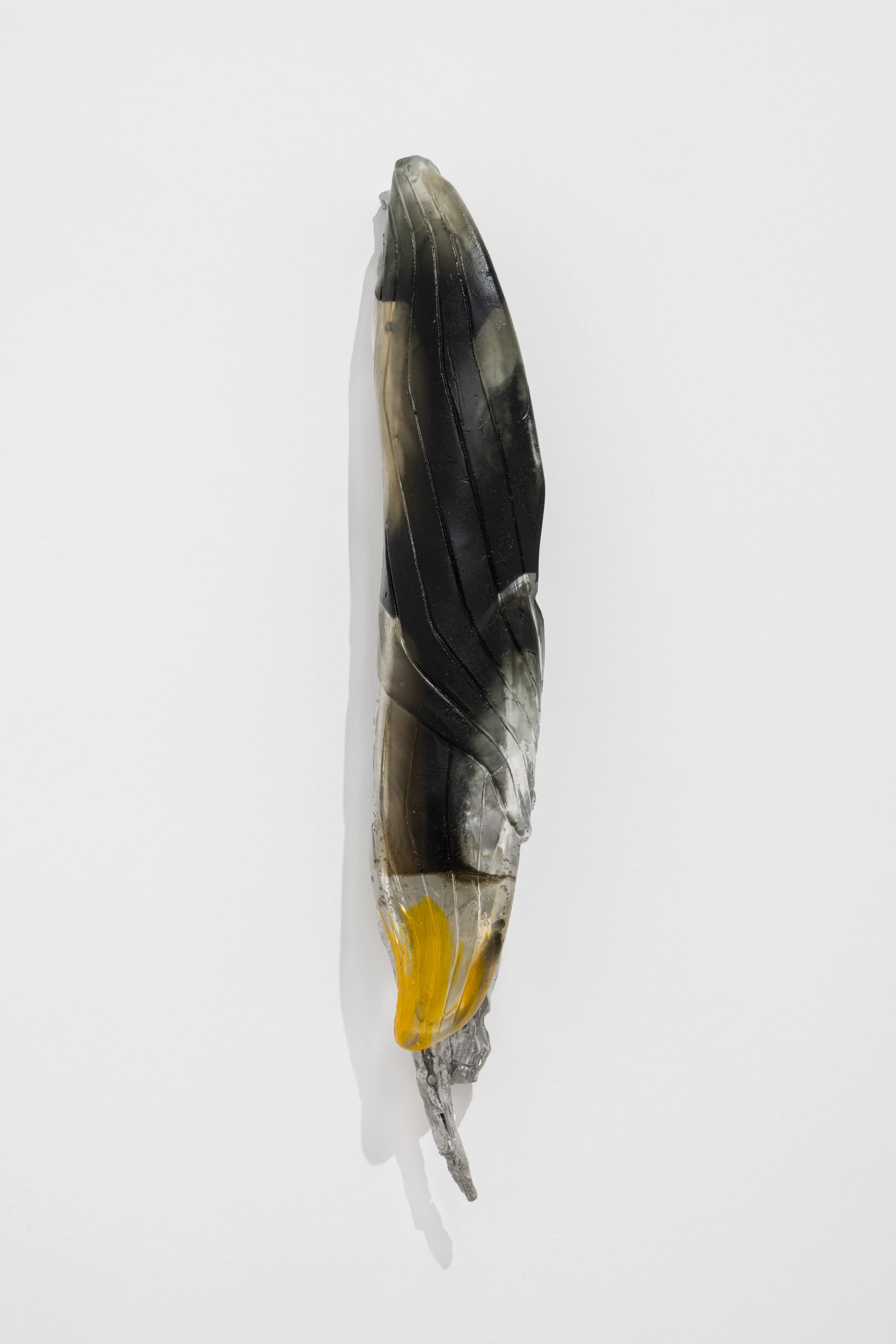 Crisàlida, 2025
Glass, aluminiunm and stainless steel / 56×10×8 cm.
