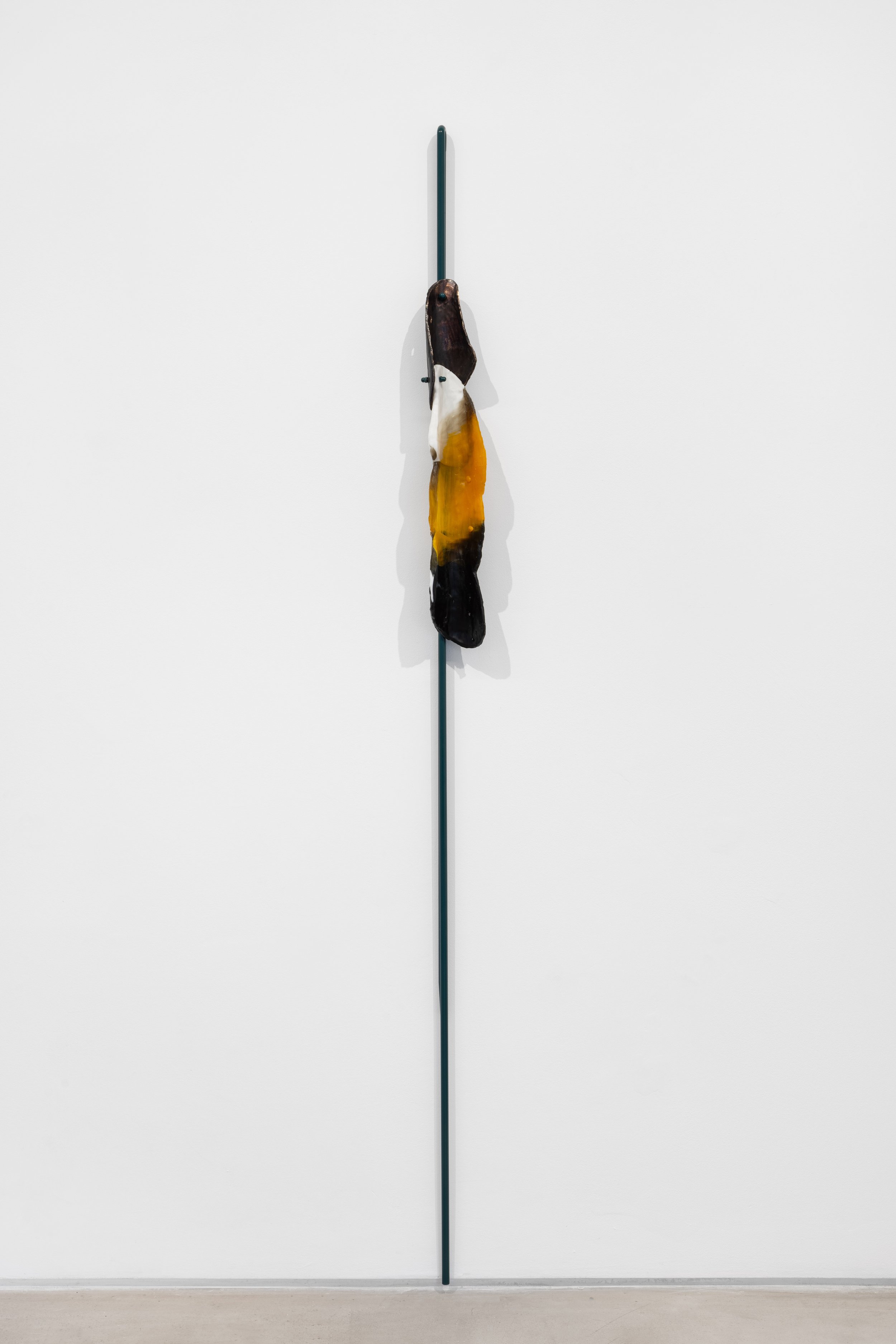Lagarta, 2025
Glass, bronze, lacquered stainless steel and lacquered iron /179×10×9 cm.