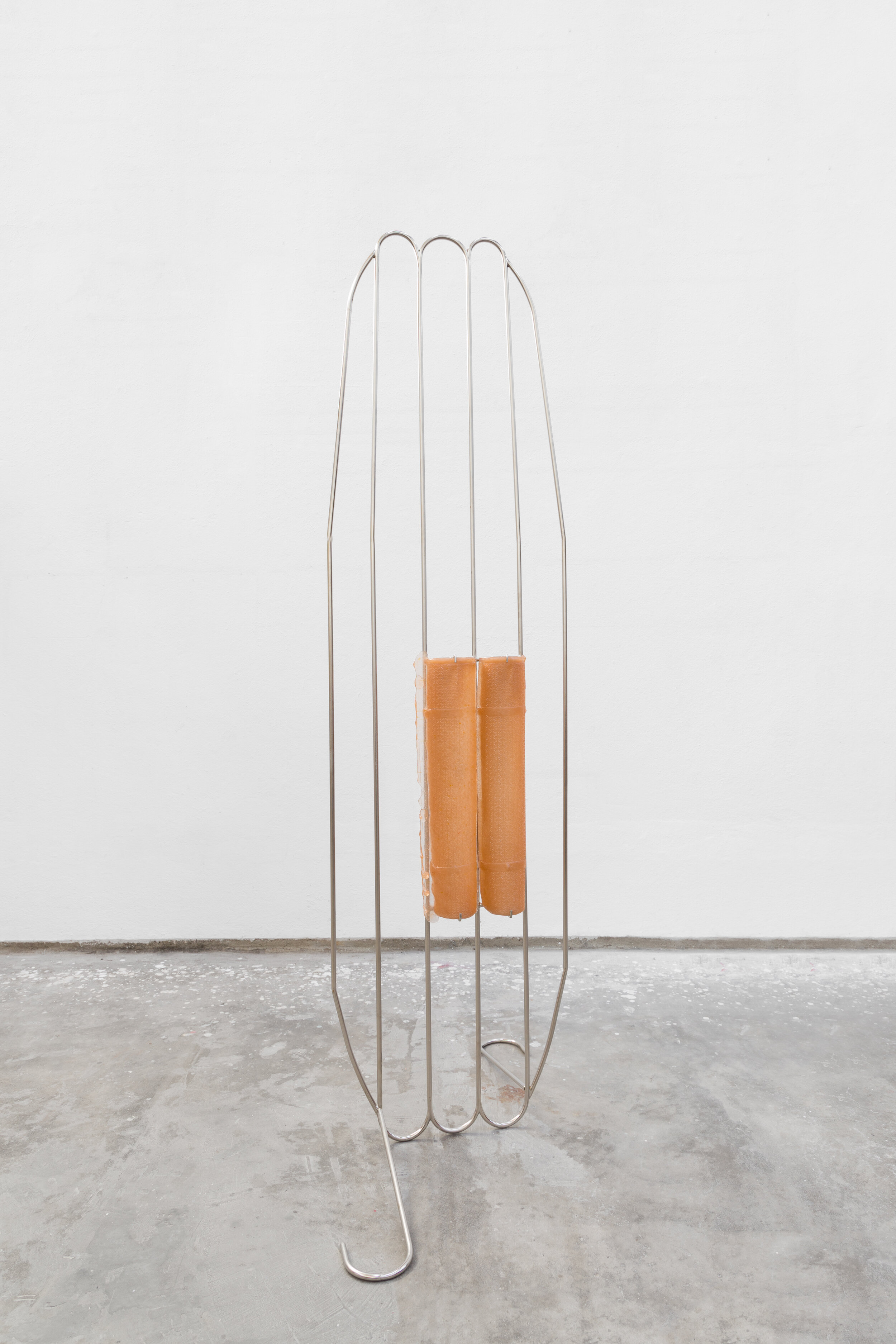 Não fazer
, 2019.
Bullseye glass and nickel plated iron, 183 X 50 X 7 cm.