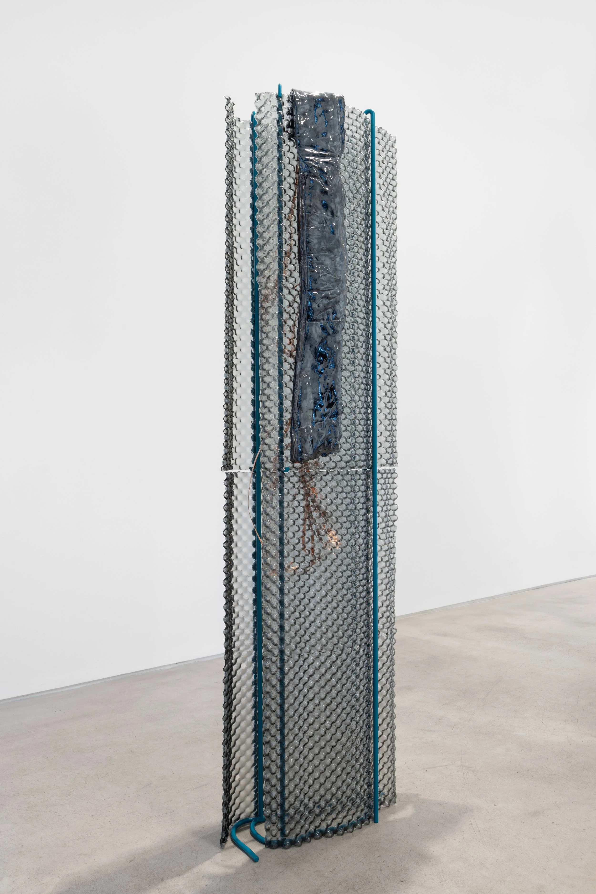 Shell (Mute), 2025
Glass, copper, stainless steel, glazed ceramic and laquered iron / 183×55×27 cm.