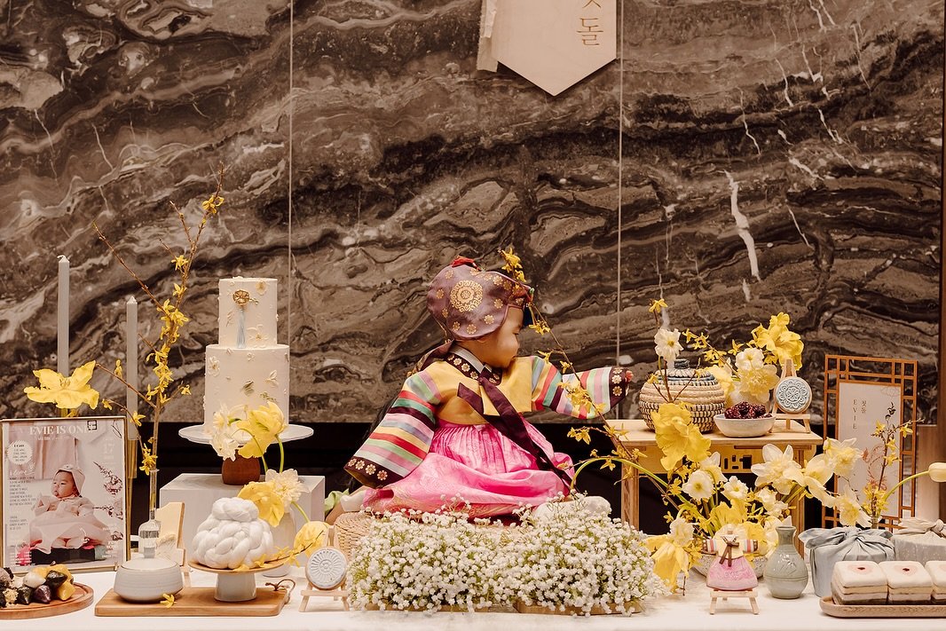 .
.
Happy 1st birthday! 
Love the table setup, love the photography, 
love everything about this! 
Thank you @hjennif for sharing this! 
Hope baby Evie had a wonderful celebration 💛

Table decor @hello_designandparty 
Flower &amp; photography @kofle
