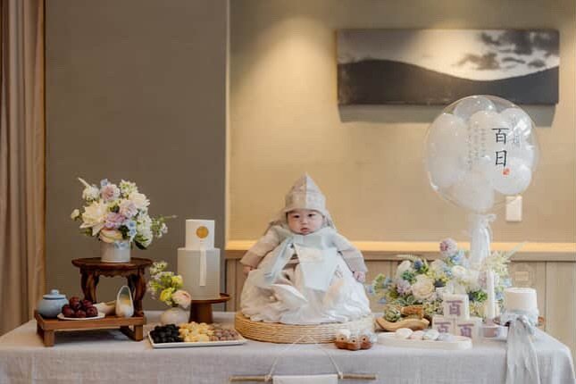 .
.
Happy 100 days! 
Thank you for sharing the beautiful moment with us! :) 

Table decor + hanbok @hello_designandparty 
Balloon @the_party_pompom 
Photography @damda.moments 
Venue @gayeonrestaurant