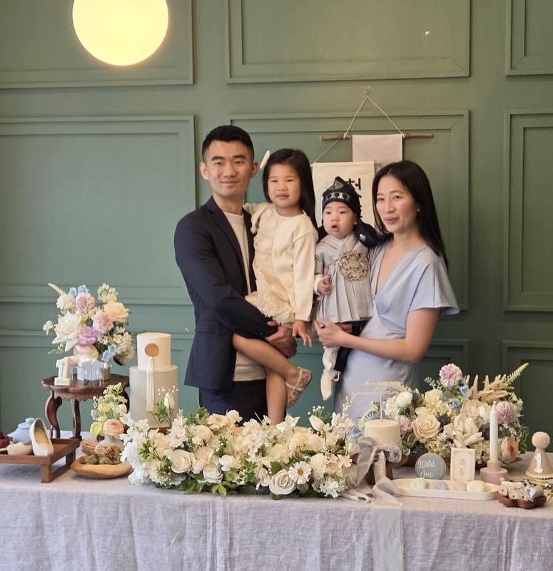 .
.
Happy 1st birthday! 
예쁜 가족의 예쁜 날 💙
아가의 소중한 첫 생일을 축하합니다! 
장소도 의상도 셋업도 완벽하네요~~! 

Table decor &amp; hanbok @hello_designandparty 
Extra flower centerpiece @the_party_pompom 
Venue @karden_nj
