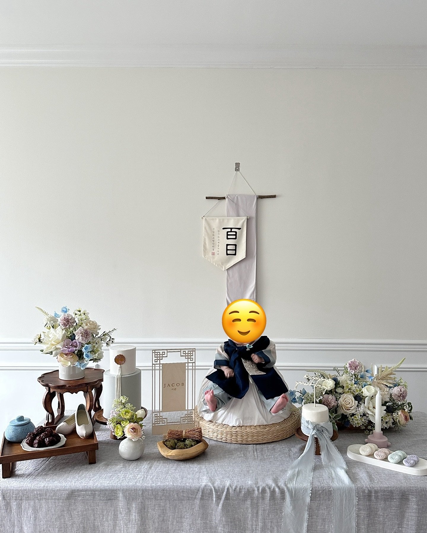 .
.
Happy 100 days!
Hope your special day was filled with lots of love! 💕 

Table decor &amp; hanbok @hello_designandparty 
For more table options, pls visit our website! (Link in bio)