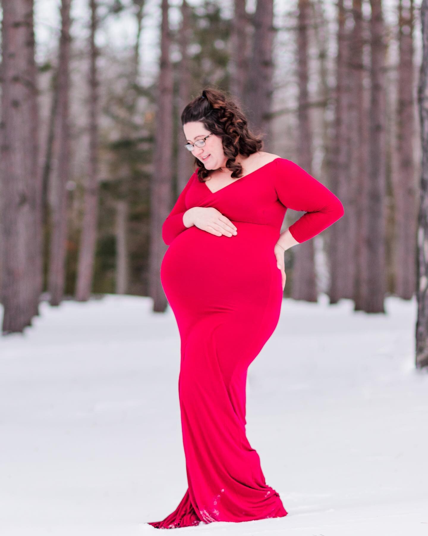 There are many different loves to celebrate today. I don&rsquo;t know if there is one more magical then a mother&rsquo;s love for her unborn child ❤️
Happy Valentine&rsquo;s Day
.
.
.
#valentinesday #motherslove #reddress #wintersession #maternitypho