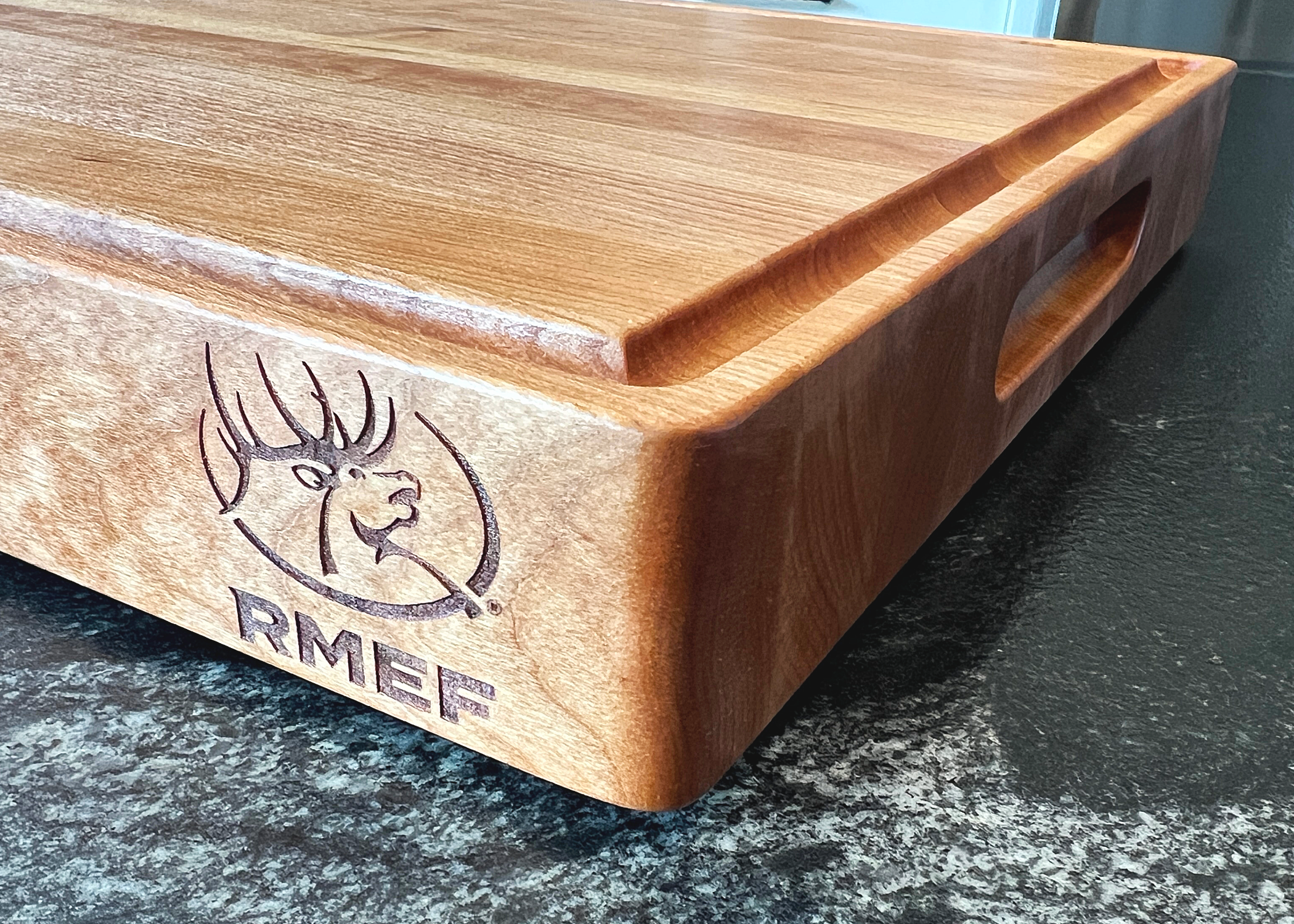 wild-board-studio-rmef-rocky-mountain-elk-foundation-cherry-cutting-board-5.png