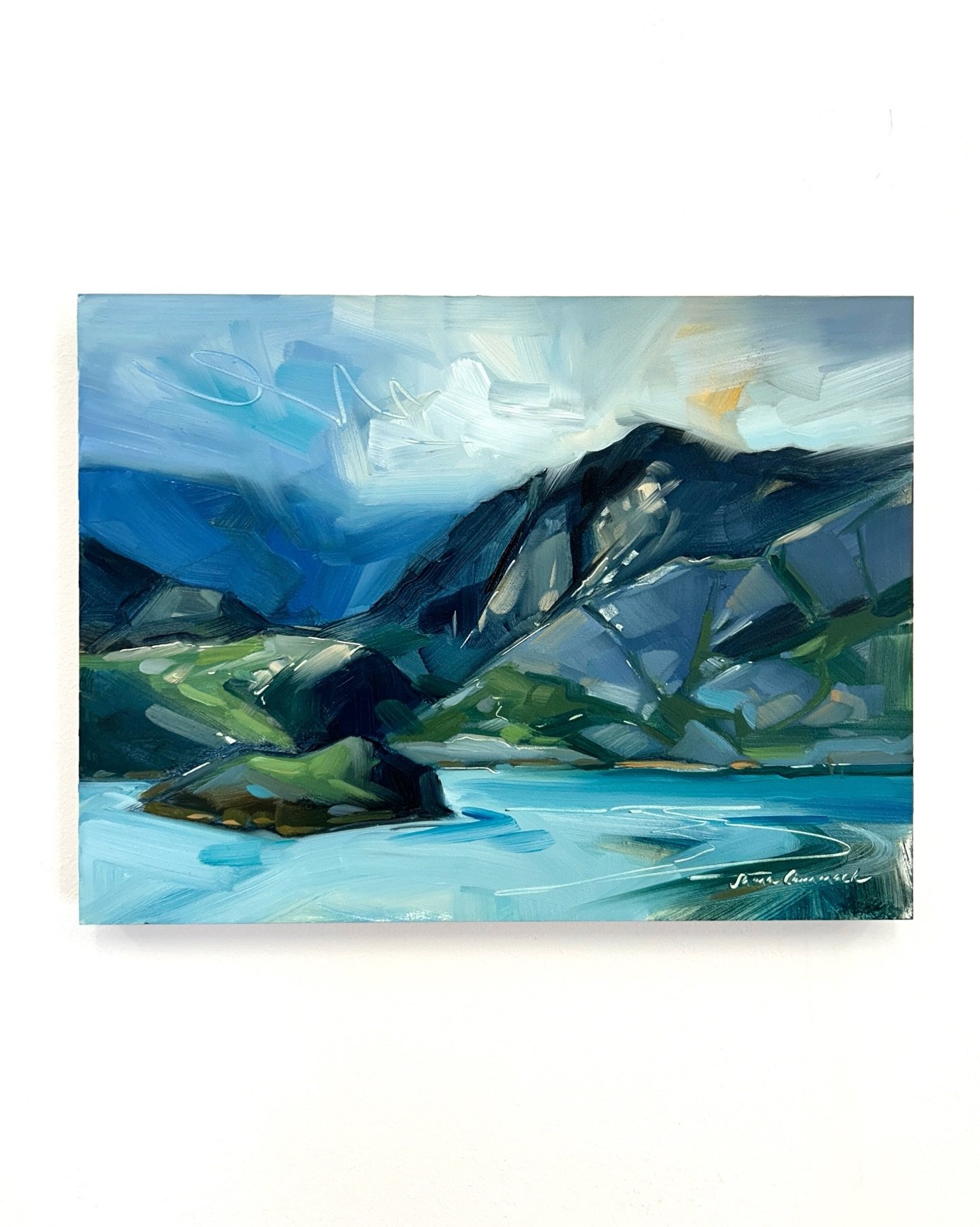 From my studio this week. A moody Scottish mountain landscape that I loved so much I&rsquo;m currently working on an extra large version ⛰️ 

#scottishartist #scottishmountains #scotland #oilpainting #isleofskye