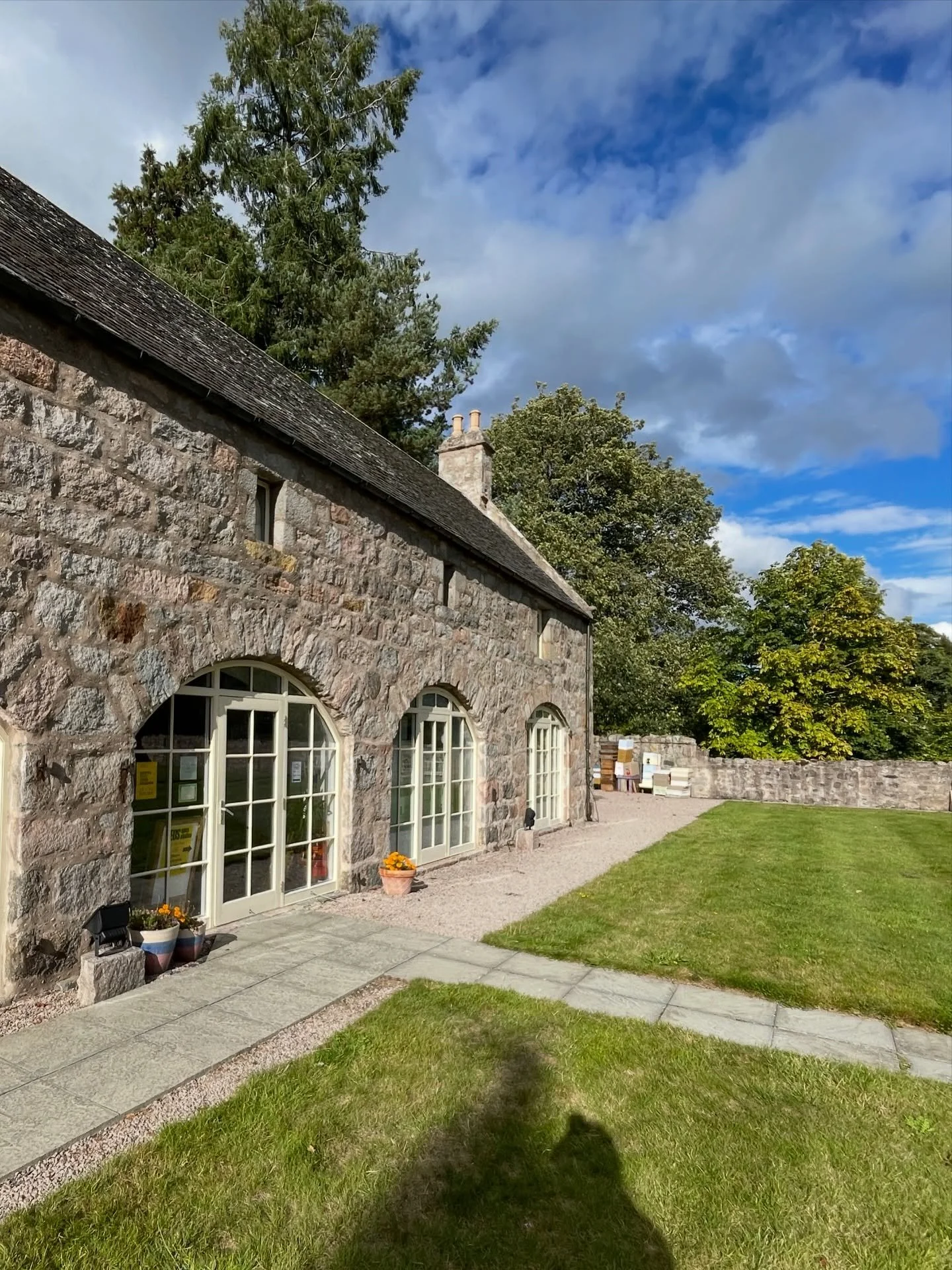One year in my studio! Can&rsquo;t believe how quickly that has flown by. So many paintings, visitors, workshops and creative conversations. I love this space so much ✨

#artiststudio #aboyne #scottishartist #royaldeeside