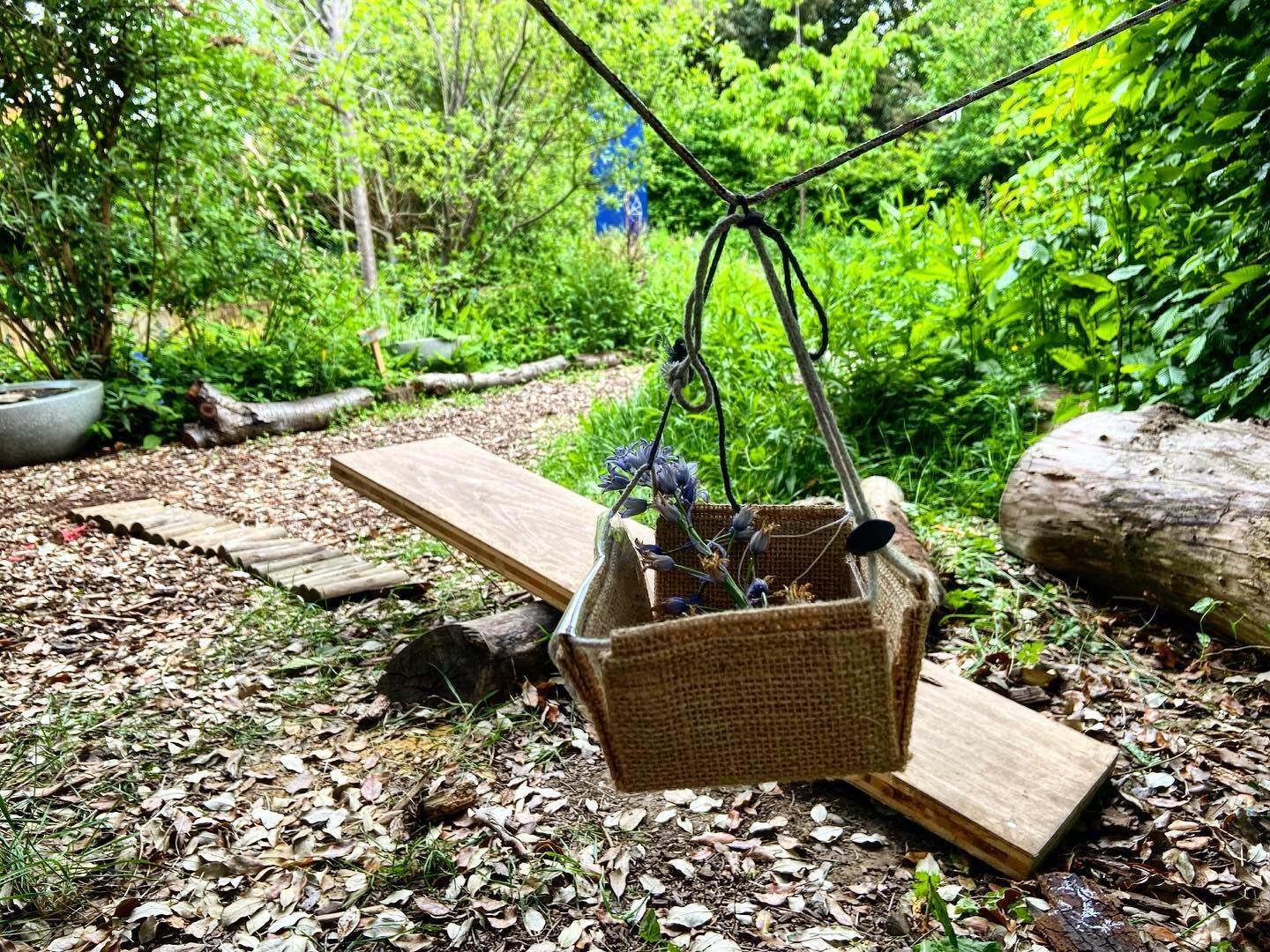 Making tiny zip line to transport stuff (or tiny people) always open a good space for cognitive processes which can translate into learning, communication and analysis.

And guess what? It all happens between awe and giggles. 

#play #freeplay #fores