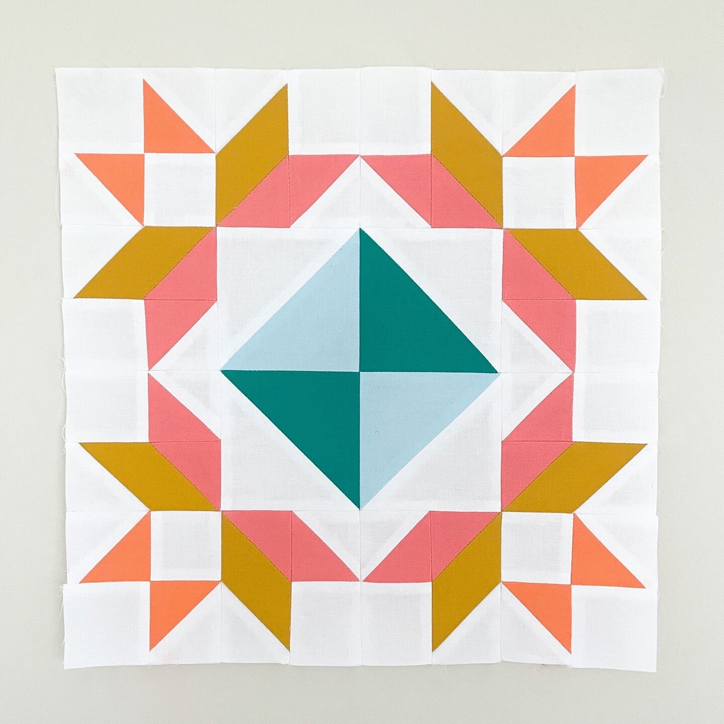 Block 10 of #summersampler2021 is &quot;Marigold&quot; by @beelori1. Love this pretty take on a traditional flower vast design! Our instructions include optional stems (which Lori used in her version) or no stems. If you want to make this block, hit 