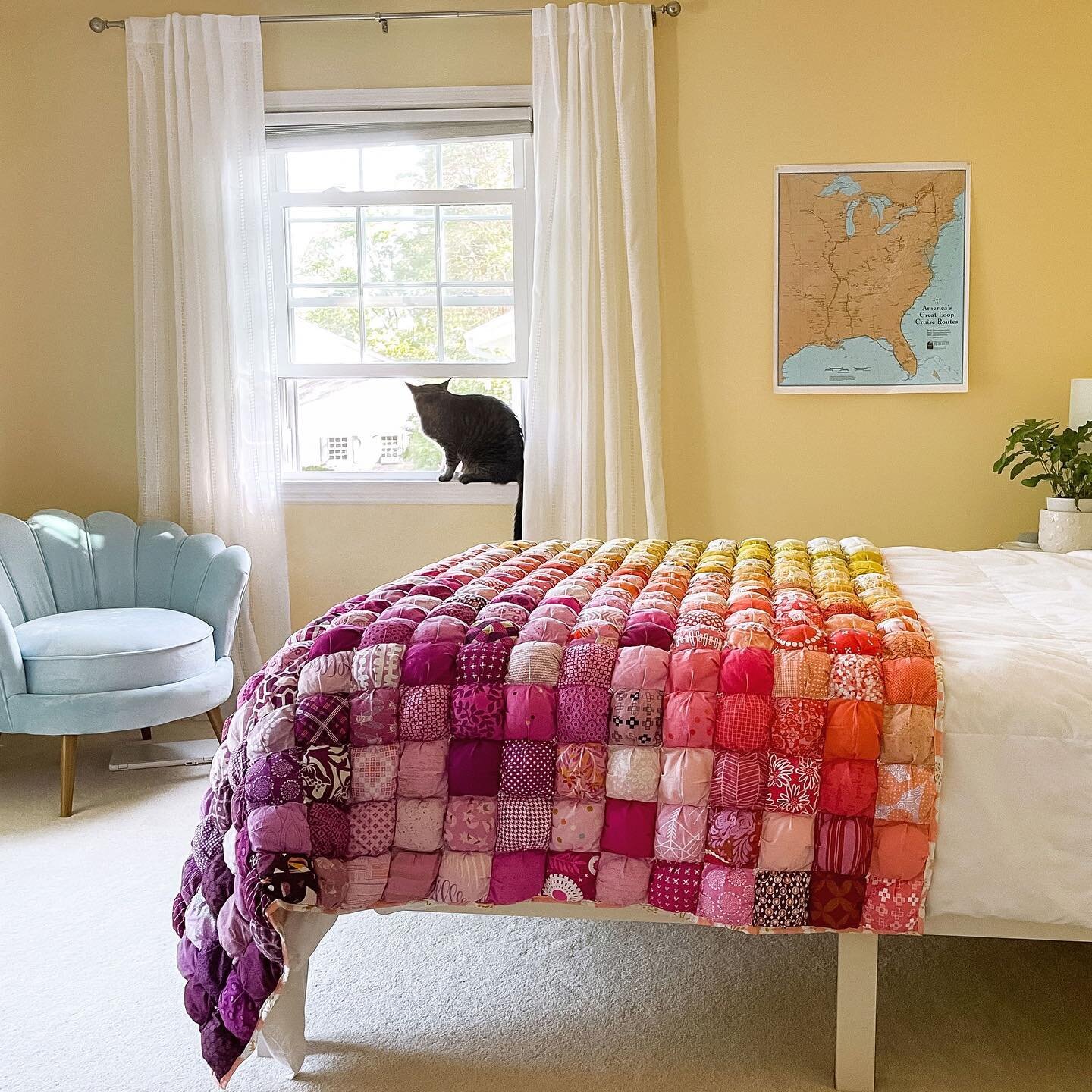 Remember when I decided I had to make a @loandbeholdstitchery Ombr&eacute; Puff Quilt for my daughter to take to camp? I was in such a rush to get it done that I never got any pictures of the finished quilt before it left for camp with her. But I fin