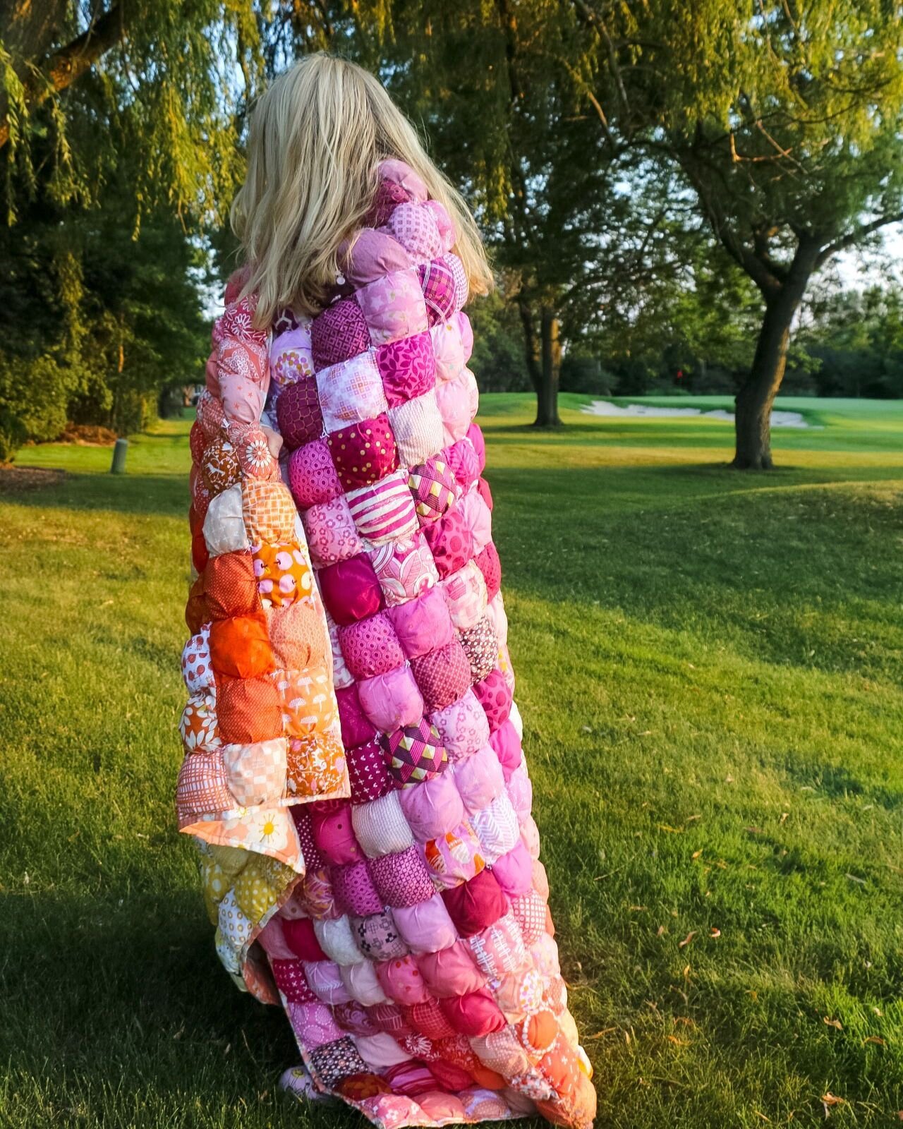 I love this quilt I made for my daughter from the free pattern by @loandbeholdstitchery. If you are thinking of making one yourself, here are a few things I learned:⁣
1. It's heavy. This quilt looks light and fluffy and squishy, but it's practically 