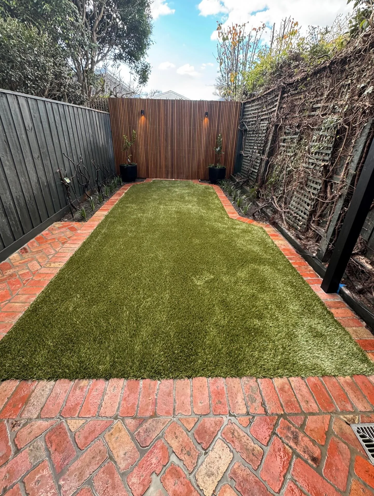 Recently completed in Prahran 🌿 swipe &larr; to see how the space looked before. 

@dinsannursery 
@artificiallawn_melbourne