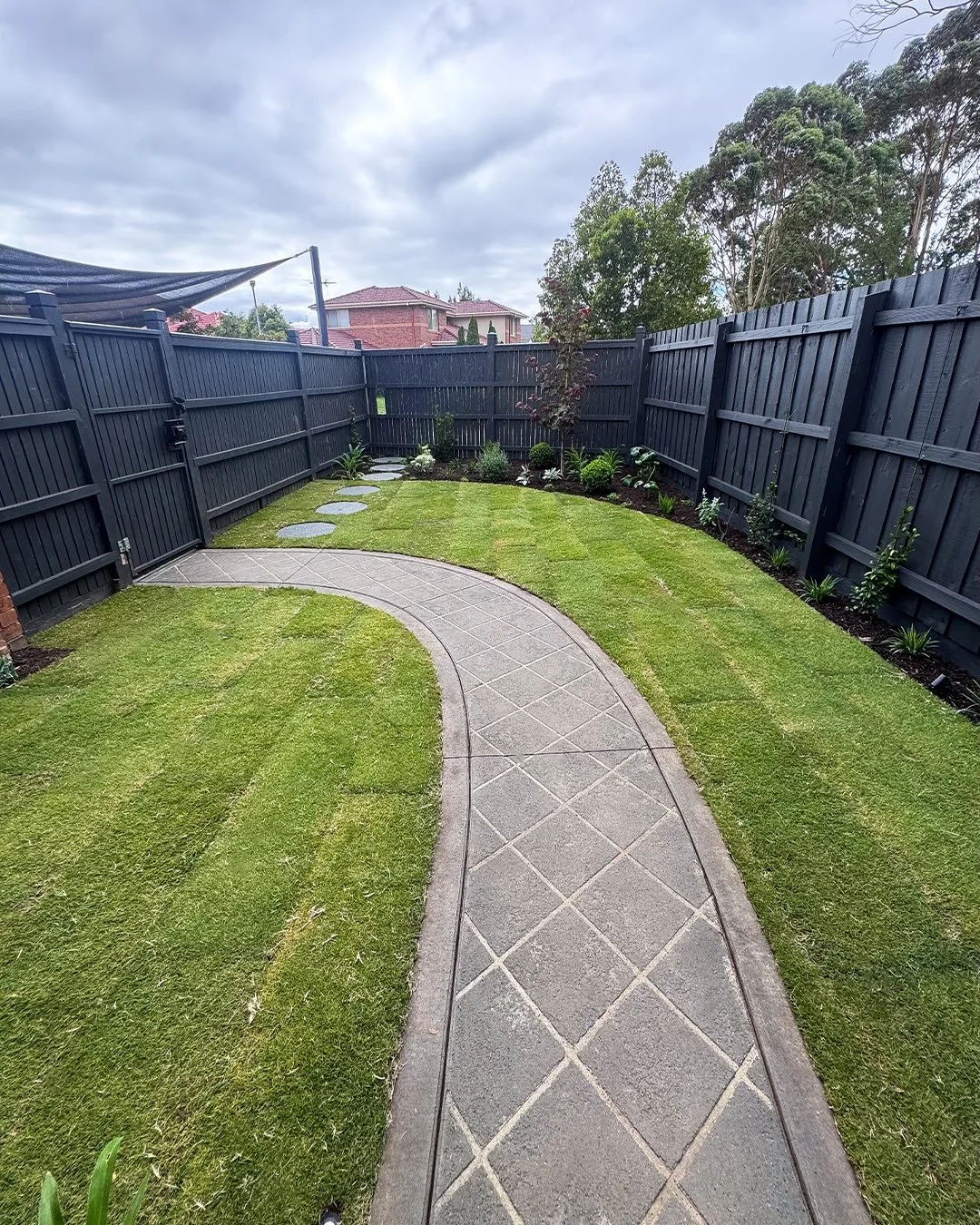 Before and after in Mount Waverley < swipe to see how it started. 

Considered planting and a thriving lawn have brought new life to this space 🌿 

Plants 〰️ @dinsannursery