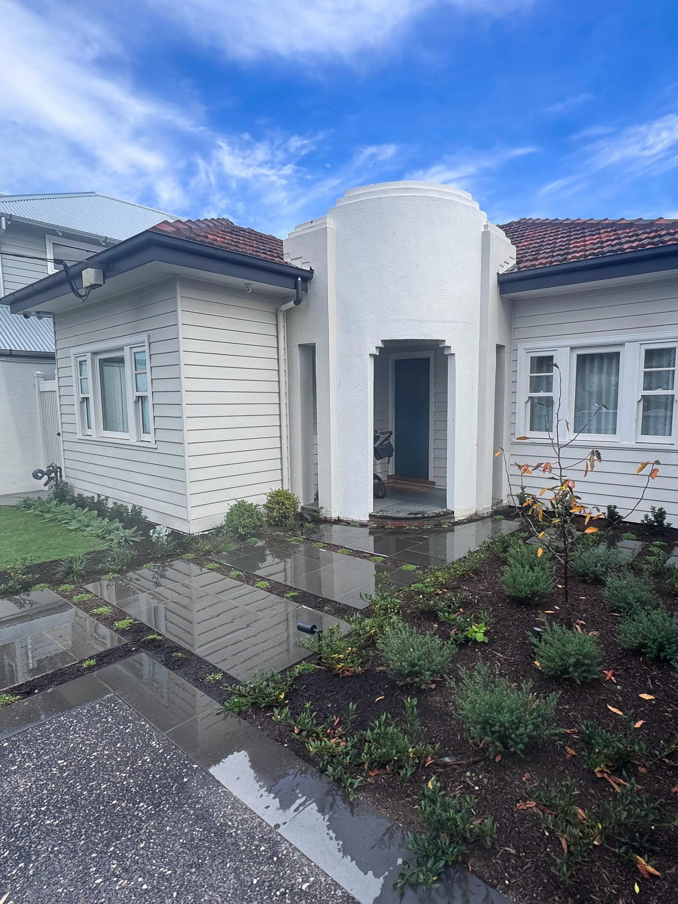 Completed images from our Coburg job 🌿

Plants 〰️ @dinsannursery 
Turf 〰️ @ancoturf 
Pavers 〰️ @granite.works