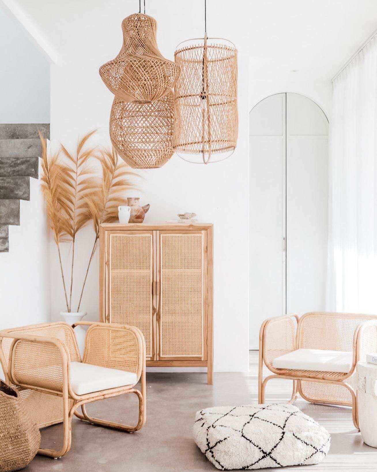 A few of my favorite trends from 2021&hellip;

- Cane furniture 
- Curved sherpa chairs
- Blush velvet furniture 
- Moody paint colors

Which one was your favorite? Leave in comments ⇩ -NB
.
.
.
.
.
#hometrends #trending #trendingstyle #trending2021 