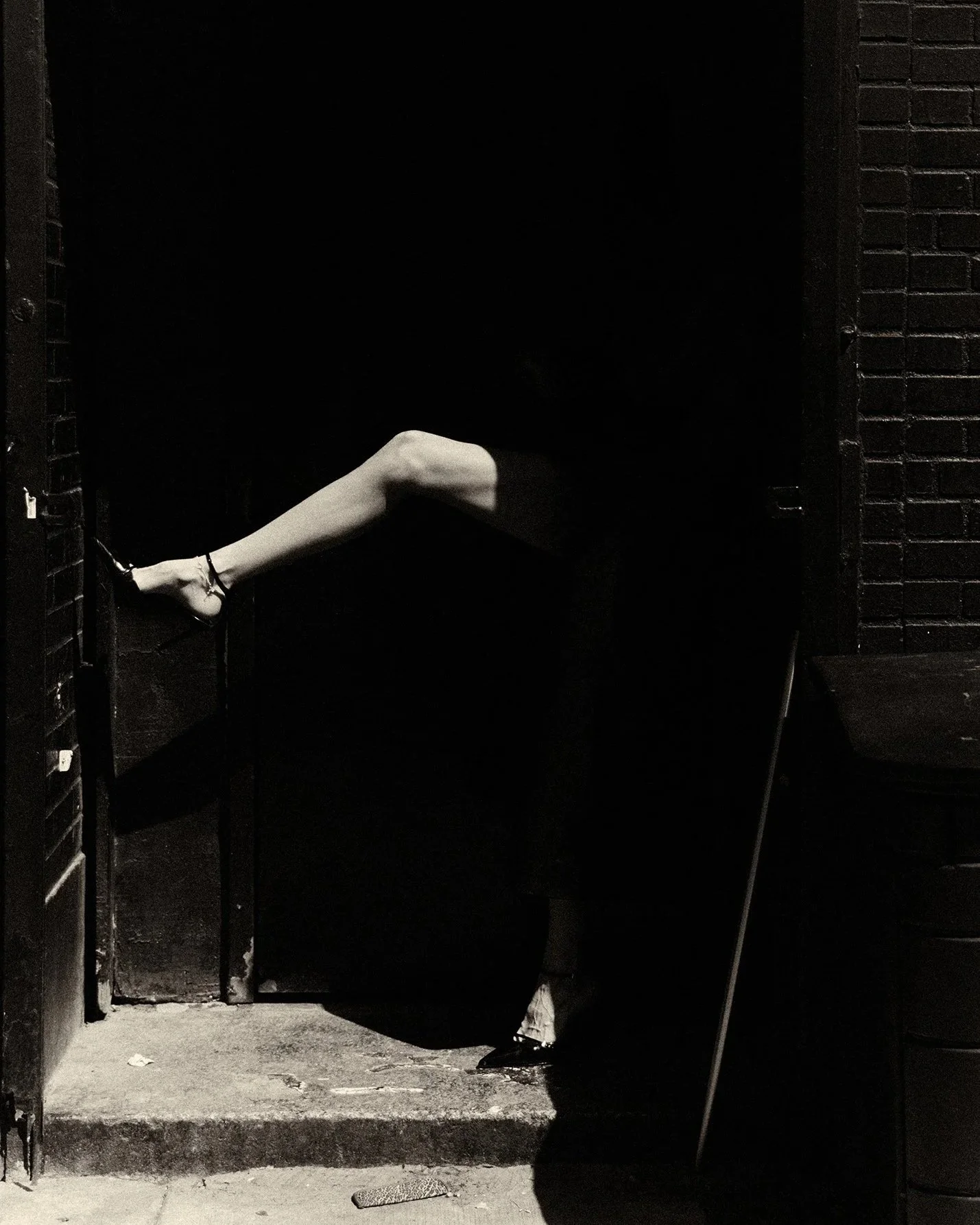 Leg_Shadow_from_high-heels_BW.jpg