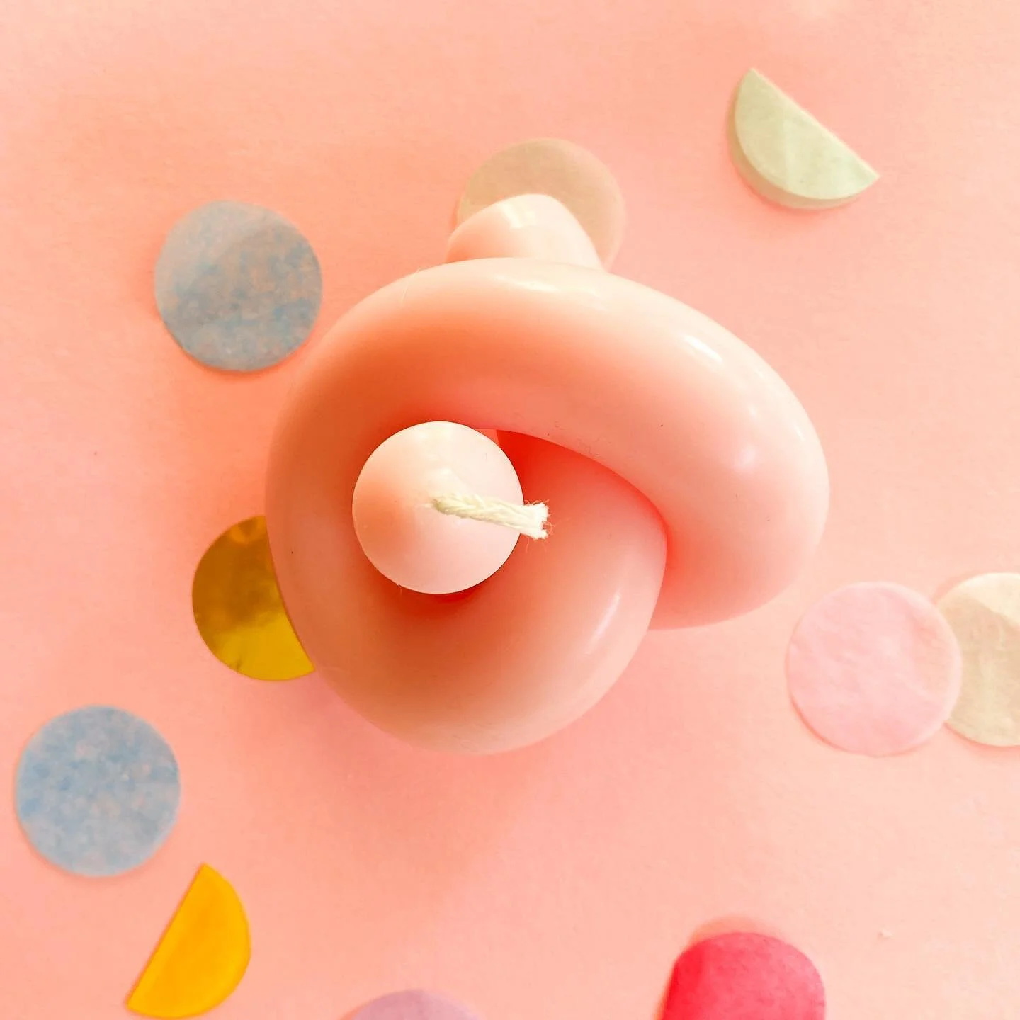 Celebrating a craft moment. I curled up this candle after soaking it in hot water. EASY PEASY🕯