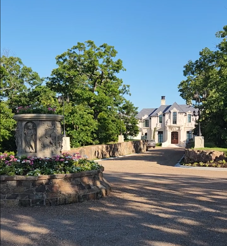  A perfect late spring day at Wynchester Gardens in Oklahoma. A peek at the main house on property during the All About Weddings Tulsa event in May 2026 
