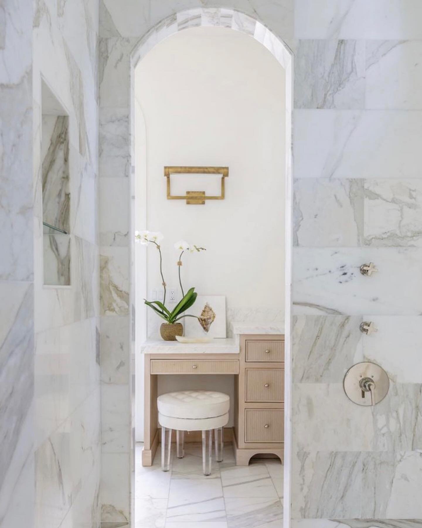 Tile Tuesday Calacatta style!
. 
design: @kendalldennisinteriors .
📸: @jessiepreza .
.
.
.
#tiletuesday #tilemakestheroom #tilelove #showerdesign #archeddoorways #primarybath #bathroomlighting #patternplay #showertile #luxurylifestyle #architecturel