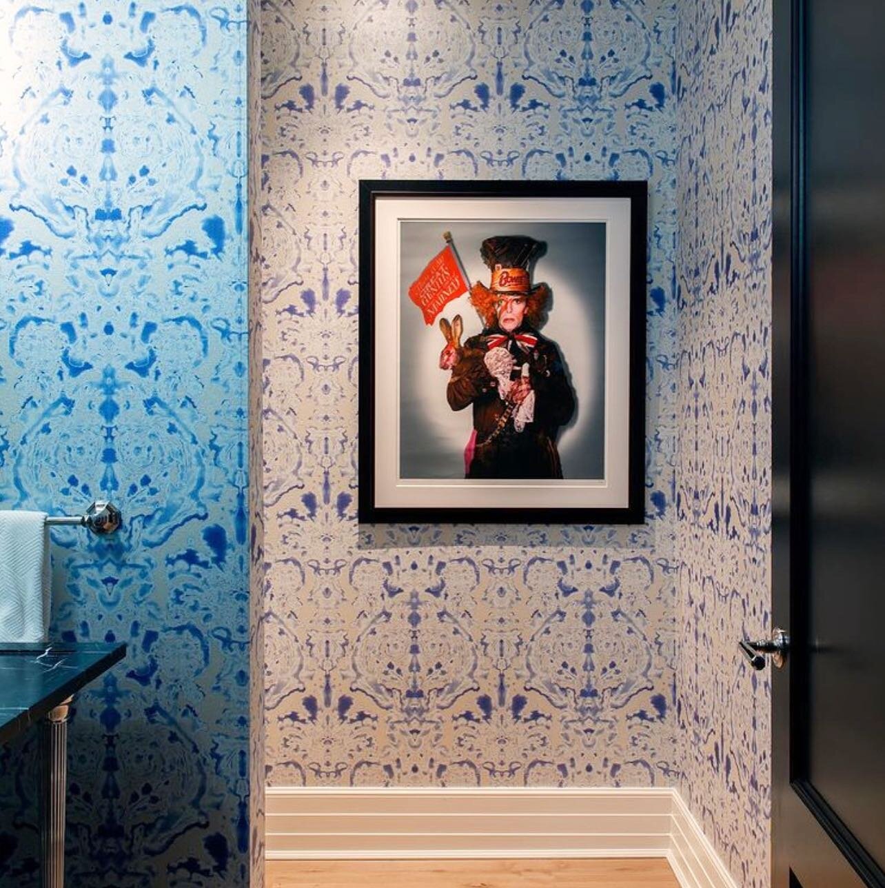 Wallpaper Wednesday David Bowie style!
.
design: @skinyourworld .
📸: @acmillerphoto .
.
.
.
#wallpaperwednesday #wallpapermakestheroom #bathroomdesign #timorousbeastieswallpaper #davidbowieart #liveartfully #wallpaper blueandwhitedecor #wallpaperlov