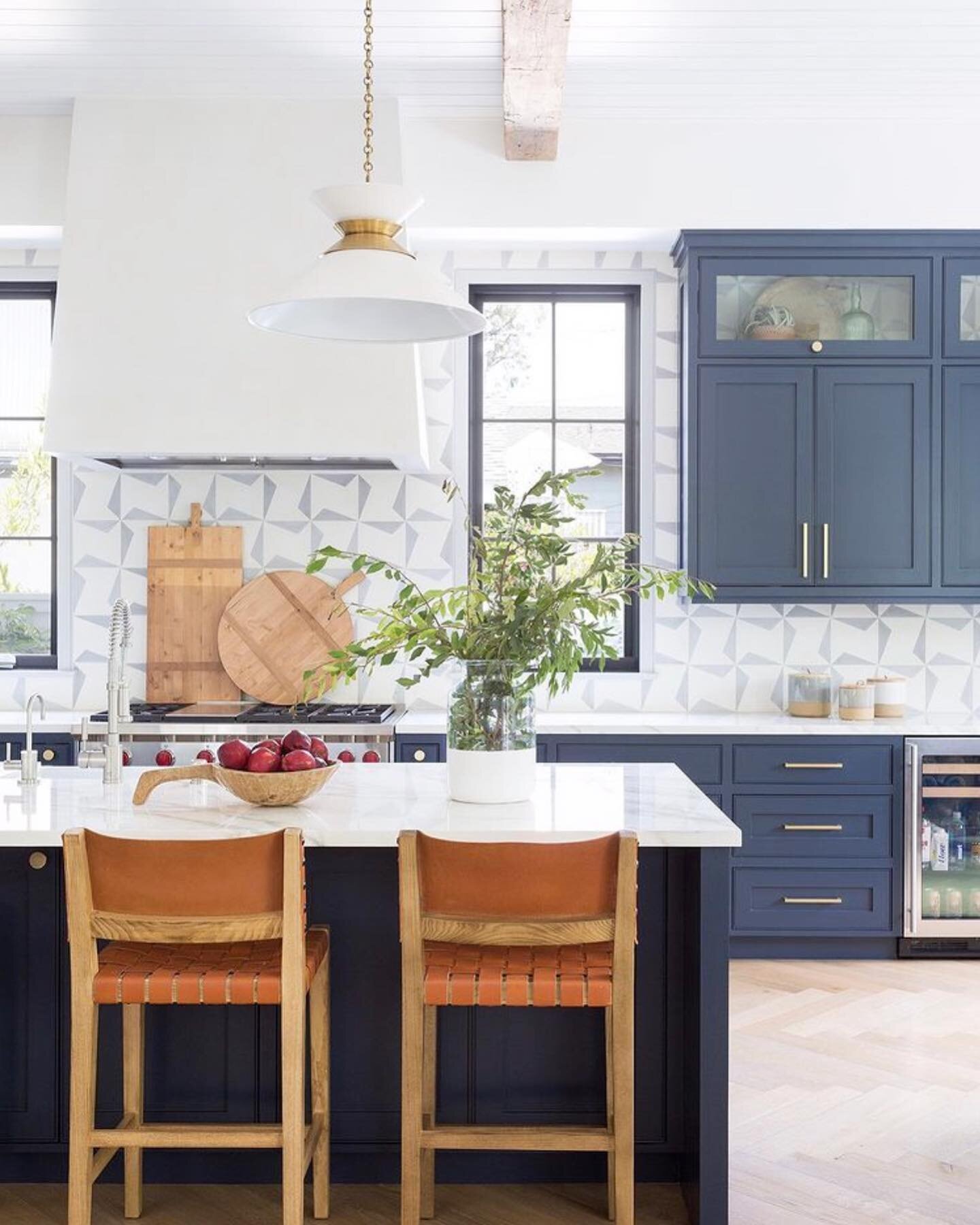 What&rsquo;s for breakfast!
.
design: @klinteriors .
📸: @amybartlam .
.
.
.
#weekendvibes #saturdaybreakfast #kitchenlighting #kitchenpendants #rangehooddesign #coastalliving #tilebacksplash #herringbonefloor #islandpendants #paintedcabinetry #kitch