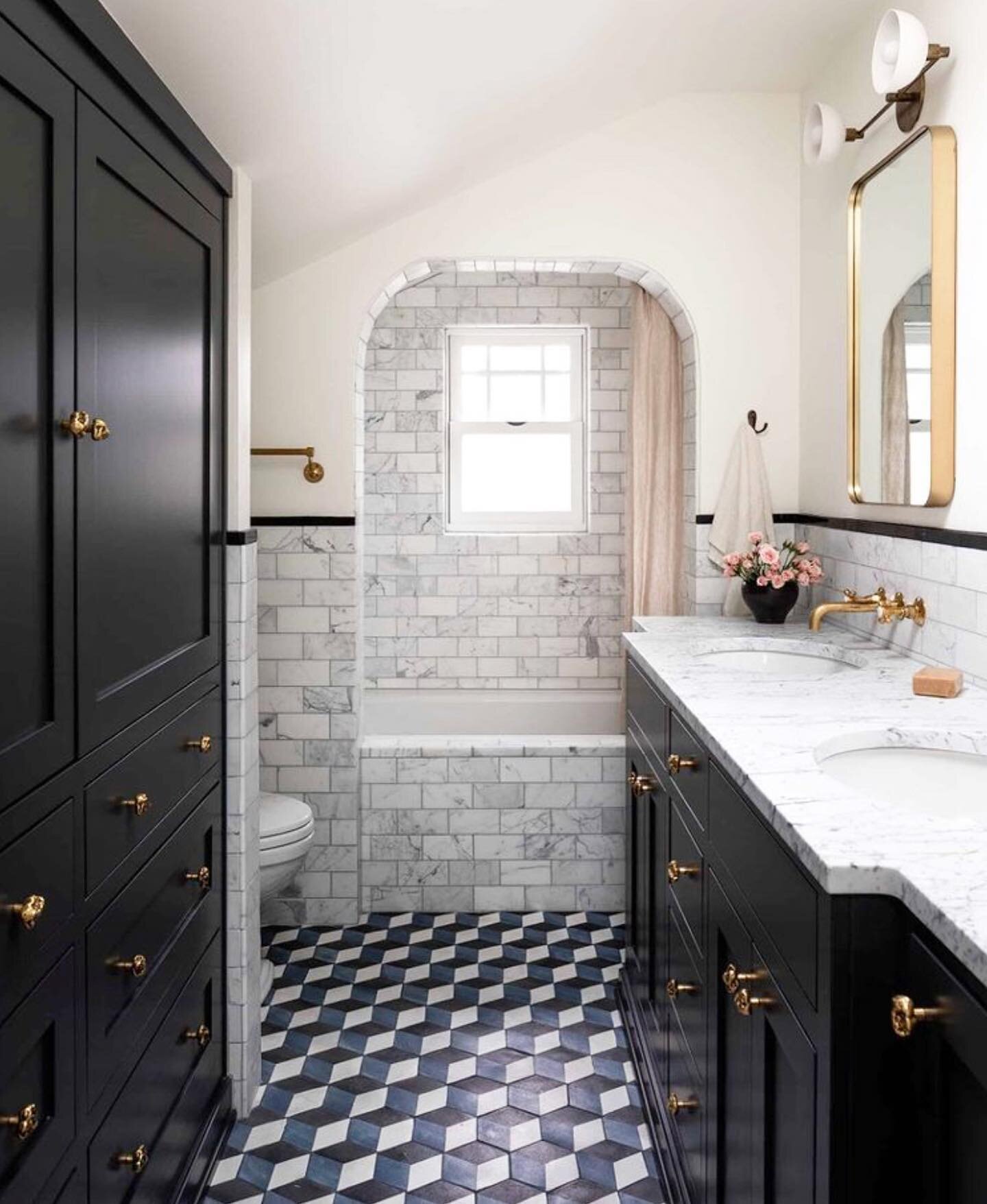 Pattern play Tile Tuesday!
. 
design: @heidicaillierdesign .
📸: @haris.kenjar .
.
.
.
#tiletuesday #tilemakestheroom #tilelove #showerdesign #archedopening #bathroomremodel #bathroomlighting #patternplay #3dtile #bathroomdesign #showertile #luxuryli