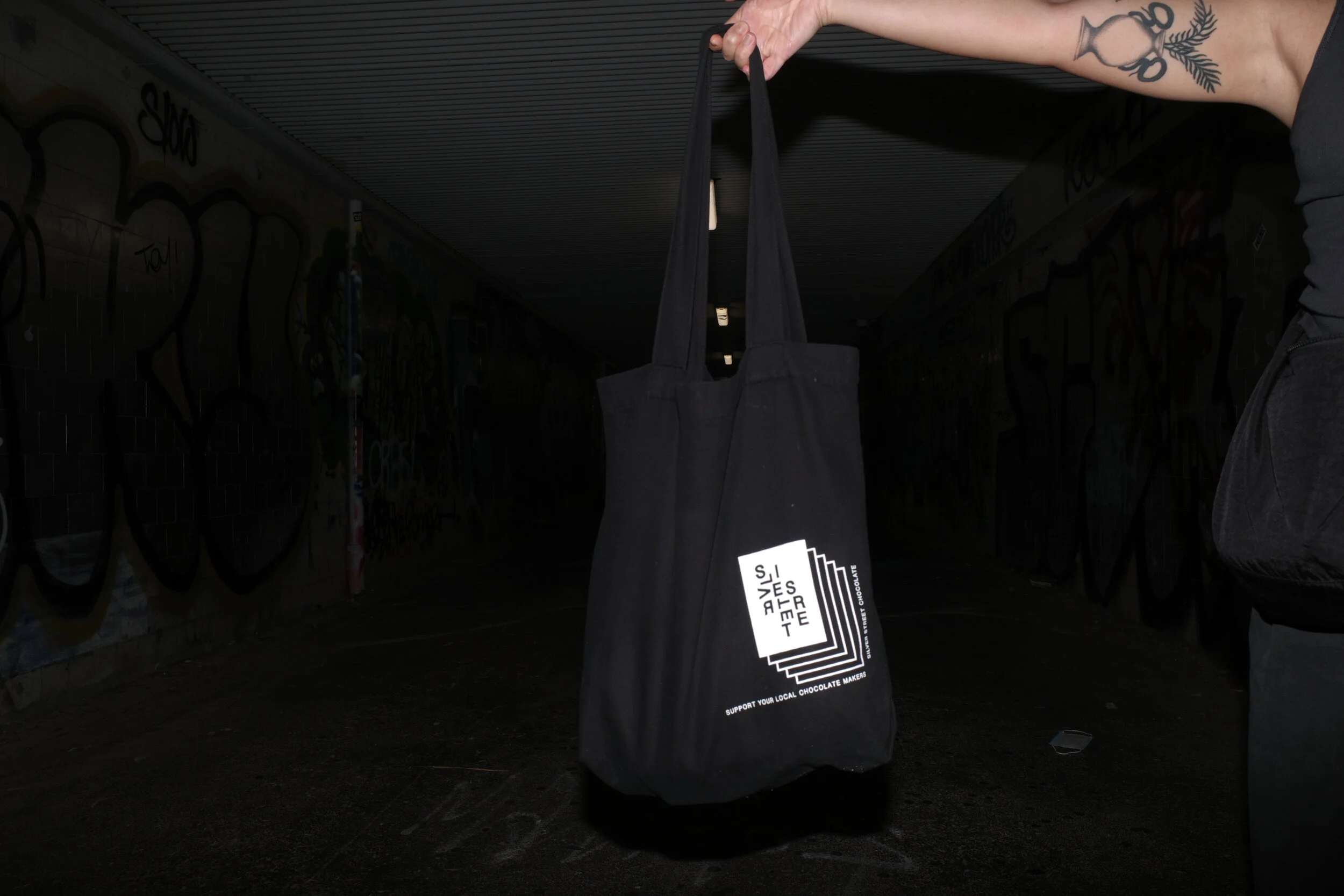 BLACK TOTE BAG WITH LOGO WHITE REPEATING BAR LOGO