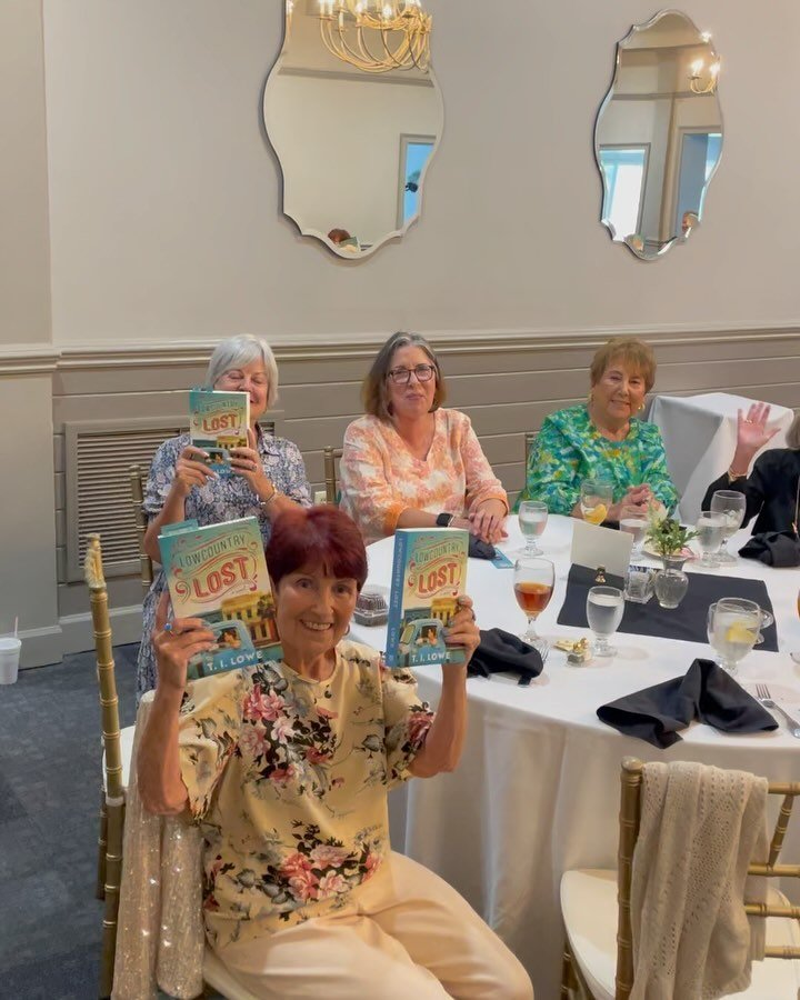 Some photos from our fabulous event last week with Bestselling Southern Fiction Author T.I. Lowe!! A packed house for the prepublication celebration 🎉of her brand new book LOWCOUNTRY LOST💙🛻🌻

#litchfieldbooks #indiebookstore #tilowe #southernfict