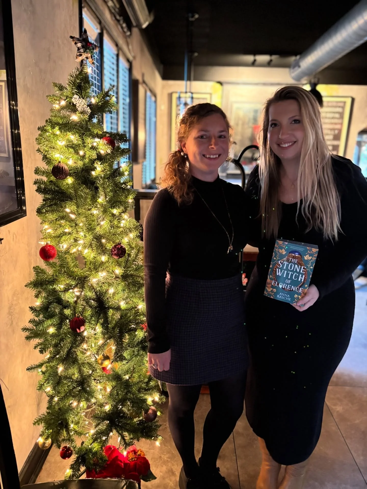 We are taking the time to reflect back on some amazing events we had this month before the year ends! We had a fabulous time with bestselling author Anna Rasche celebrating the paperback release of her new book THE STONE WITCH OF FLORENCE 💎 at our L
