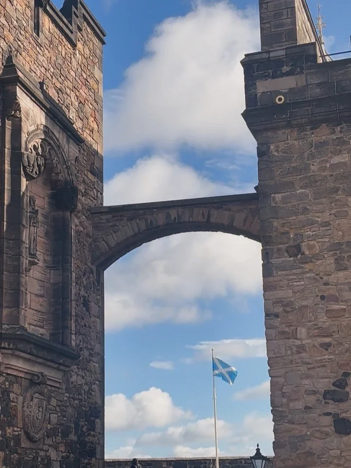 Edinburgh Day 2🏴󠁧󠁢󠁳󠁣󠁴󠁿 Today we explored Edinburgh Castle, Visited St. Giles Cathedral, shopped and lunched along the Royal Mile, had a delicious dinner just us two, stumbled upon a sweet little bookshop, did some more shopping, and turned in 