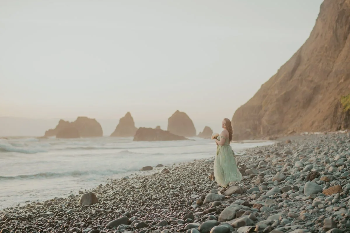 stunning image of high school senior girl along the ocean in oregon
