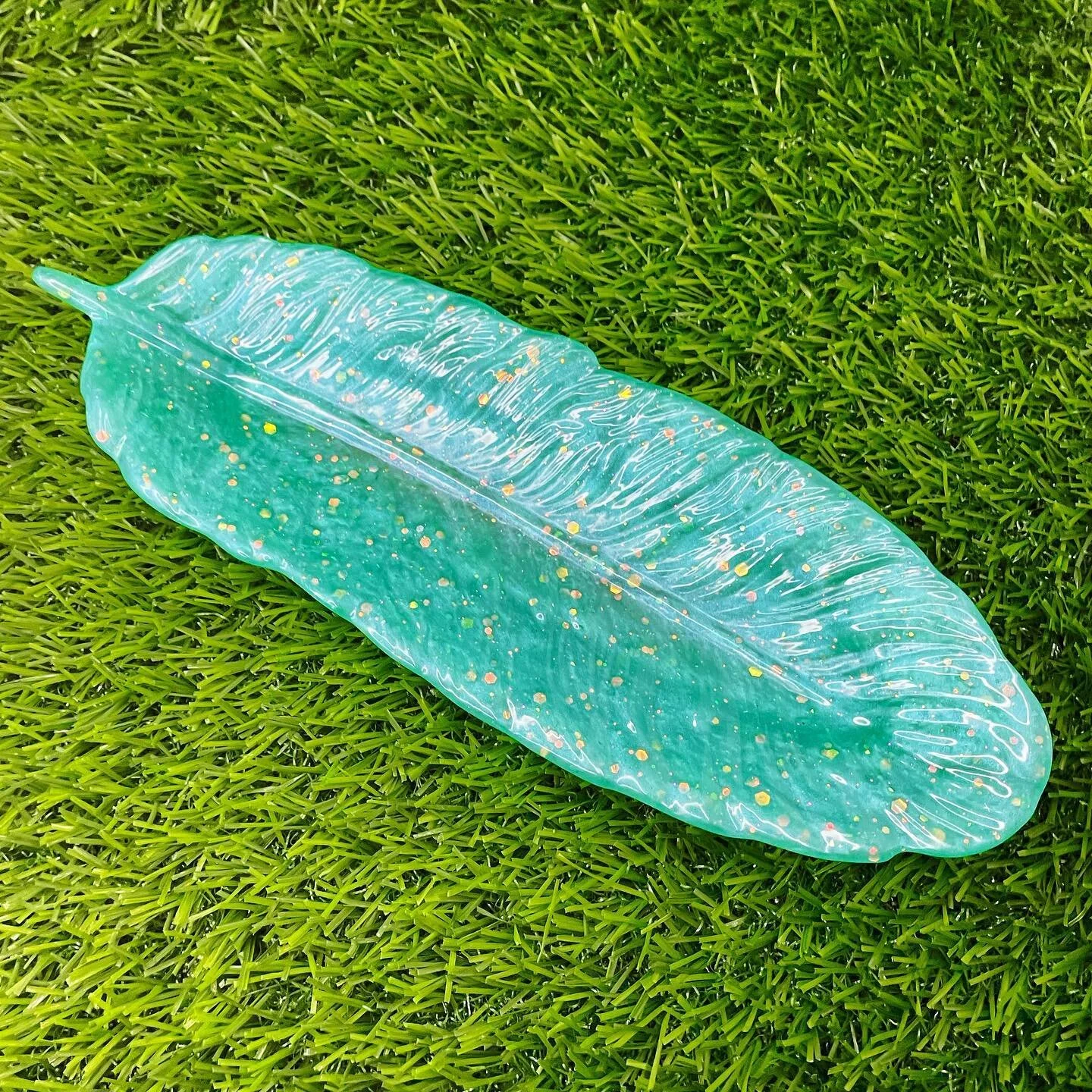 💚💙 New Feather Tray 💙💚
Trays can be used to hold a variety of things including pens, jewelry, keys, etc! 
.
.
.
.
#resin #resincraft #resinart #epoxyresin #handmade #epoxy #epoxyart #resinobsession #resinart_daily #vibrant #explore #explorepage #