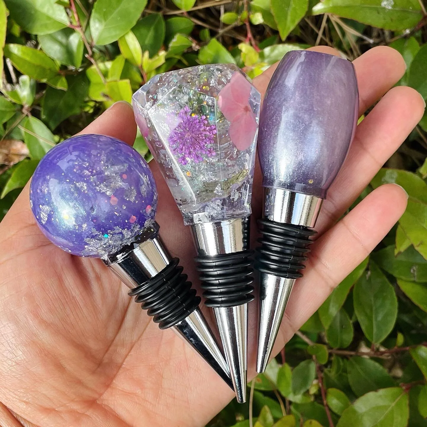 🗣️ NEW PRODUCT ALERT

Starting May 1st wine stoppers will be available for purchase in the shop! You could buy ready made ones as pictured or select to have one custom made with the colors of your choice!
.
.
.
.
.
.
#resin #resincraft #resinart #ha