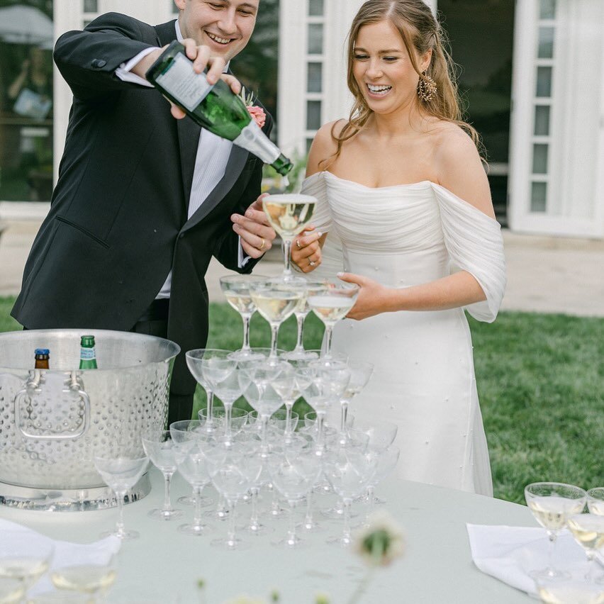 🍾🥂Champagne kicks every party off perfectly! Maddie and Andrew did it right👏🏻👏🏻👏🏻

📷: @chloeluka 

#newfieldswedding #indianapolisweddingplanner #indianapoliswedding #nycweddingplanner #boldlychicevents #champagnetower