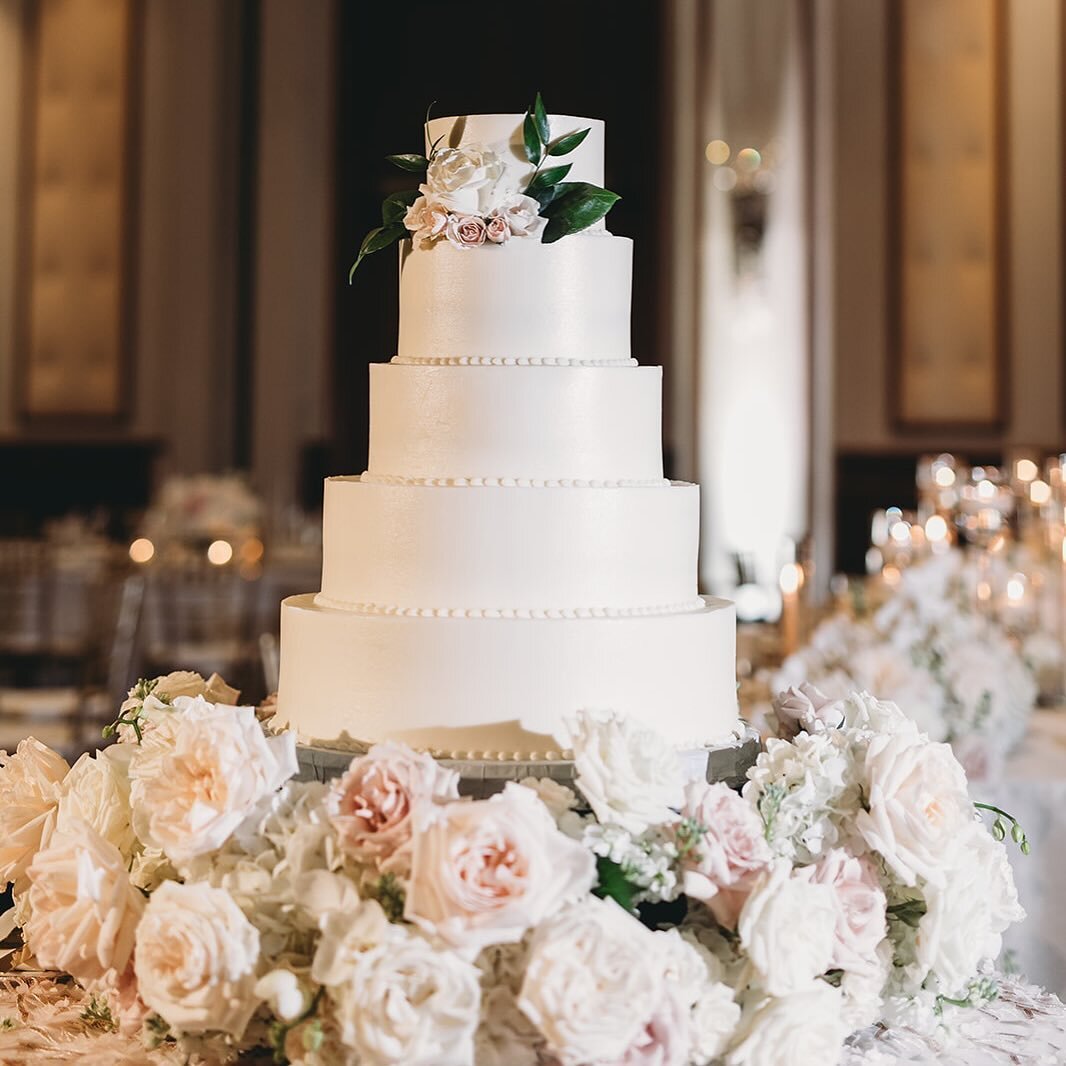 Don&rsquo;t skimp on the cake! ✨✨Look how classic and gorgeous this one was for sweet Claire and Drew😍✨

📷: @vanelkco 

#indianapoliswedding #indianapolisweddingplanner #conradwedding #nycwedding  #nycweddingplanner #boldlychicevents